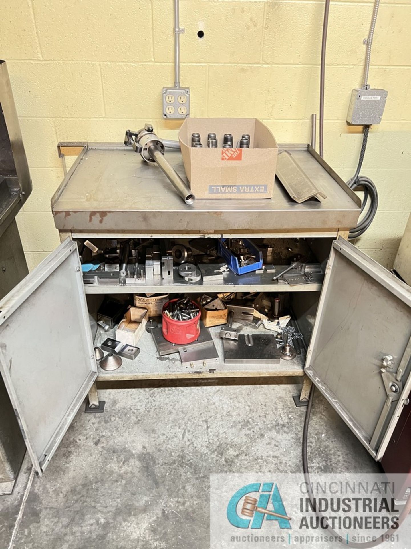 (LOT) CABINET W/ TOOLING & COLLETS