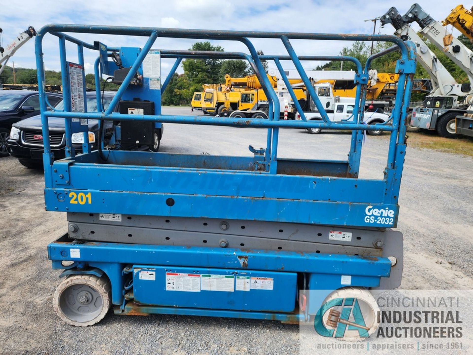 GENIE MODEL GS2032 ELECTRIC SCISSOR LIFT, 32' MAX HEIGHT, 28" X 84" PLATFORM WITH 48' EXTENSION, - Image 3 of 13