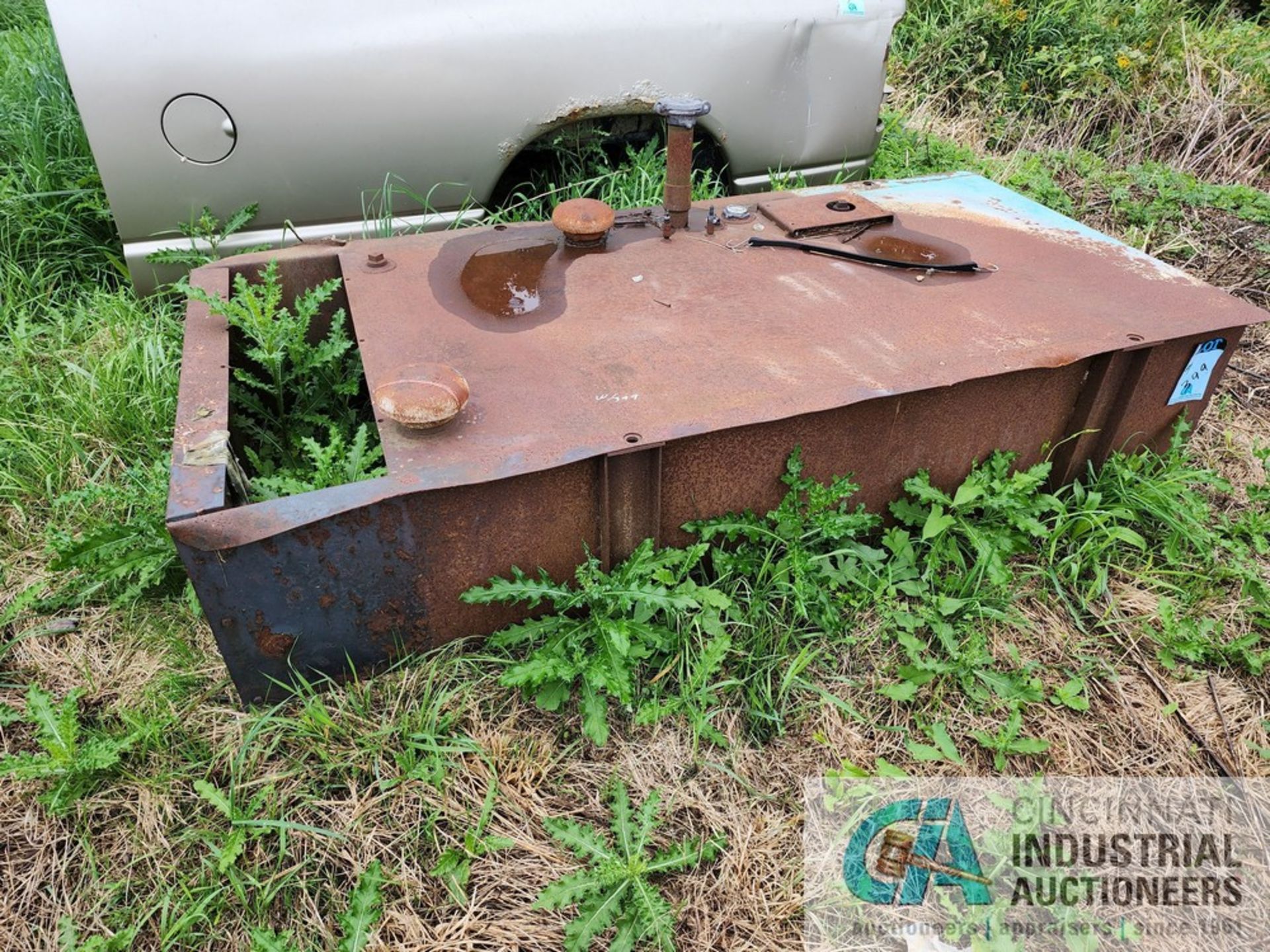 (LOT) (2) STEEL FUEL TANKS, STEEL CABINET AND 8' PICK-UP TRUCK BED - Image 4 of 7