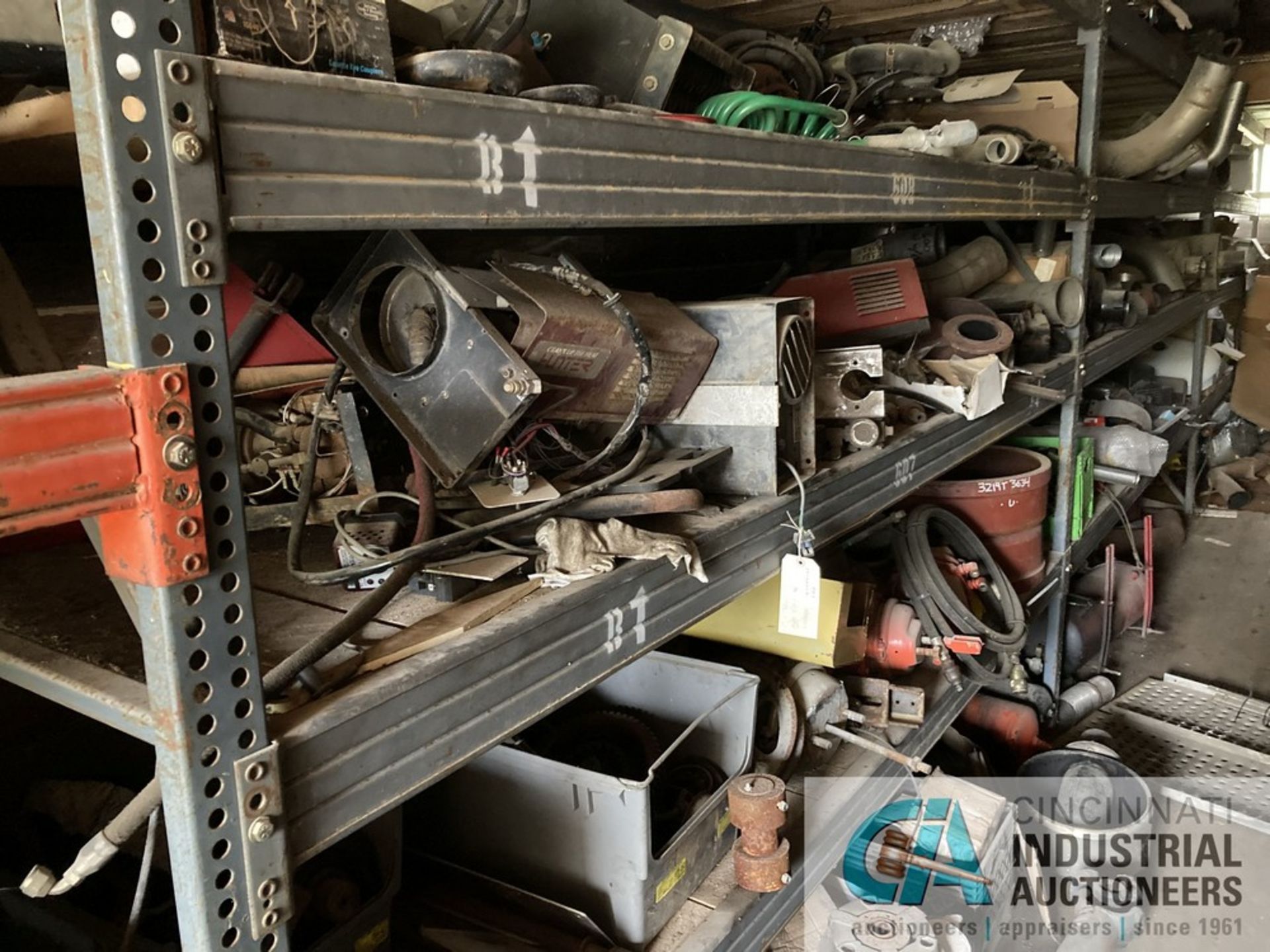 (LOT) CONTENTS OF TRAILER - TRUCK PARTS, TRANSMISSIONS, GEAR CASES AND OTHER