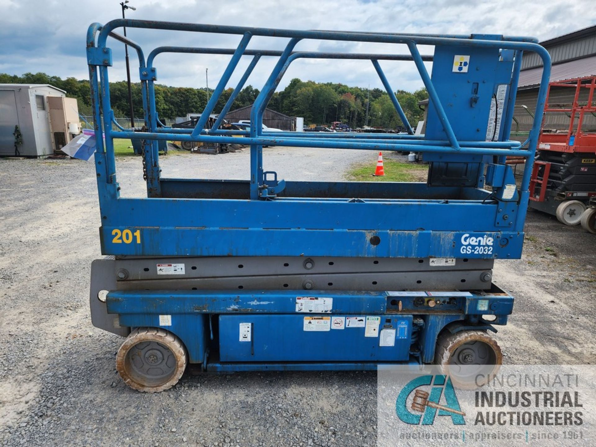 GENIE MODEL GS2032 ELECTRIC SCISSOR LIFT, 32' MAX HEIGHT, 28" X 84" PLATFORM WITH 48' EXTENSION, - Image 2 of 13