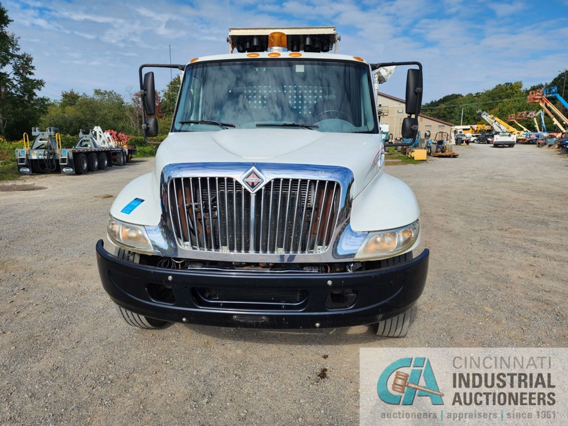 2003 INTERNATIONAL MODEL 4300/4X2 SERVICE TRUCK; VIN 1HTMMAAM83H555090, DETROIT 466 ENGINE, - Image 2 of 32