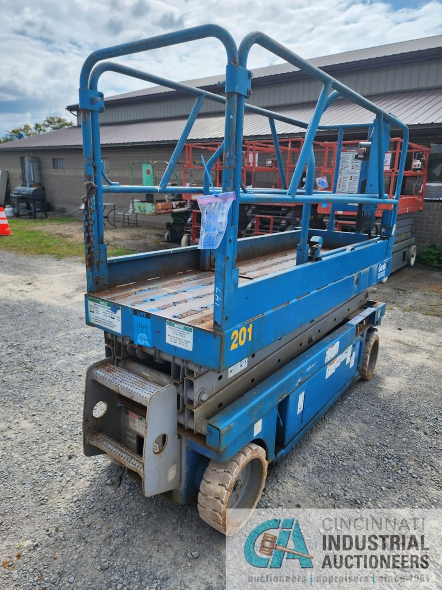 GENIE MODEL GS2032 ELECTRIC SCISSOR LIFT, 32' MAX HEIGHT, 28" X 84" PLATFORM WITH 48' EXTENSION,