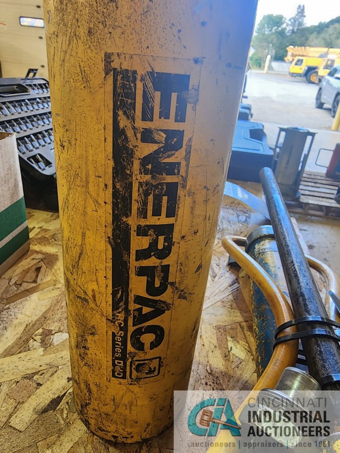 (LOT) ENERPAC HYDRUALIC HAND JACK WITH JACK - Image 3 of 3