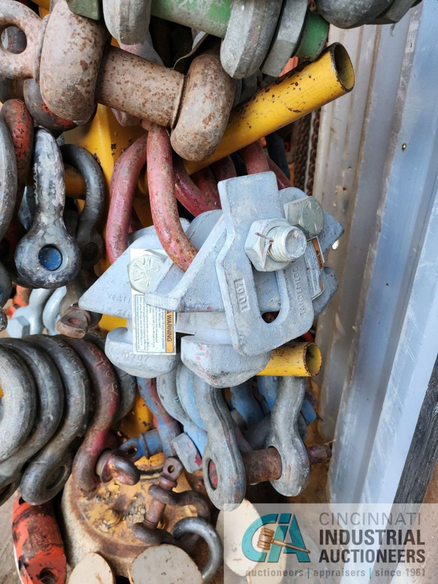 (LOT) SHACKLES ON STORAGE POST - Image 3 of 4