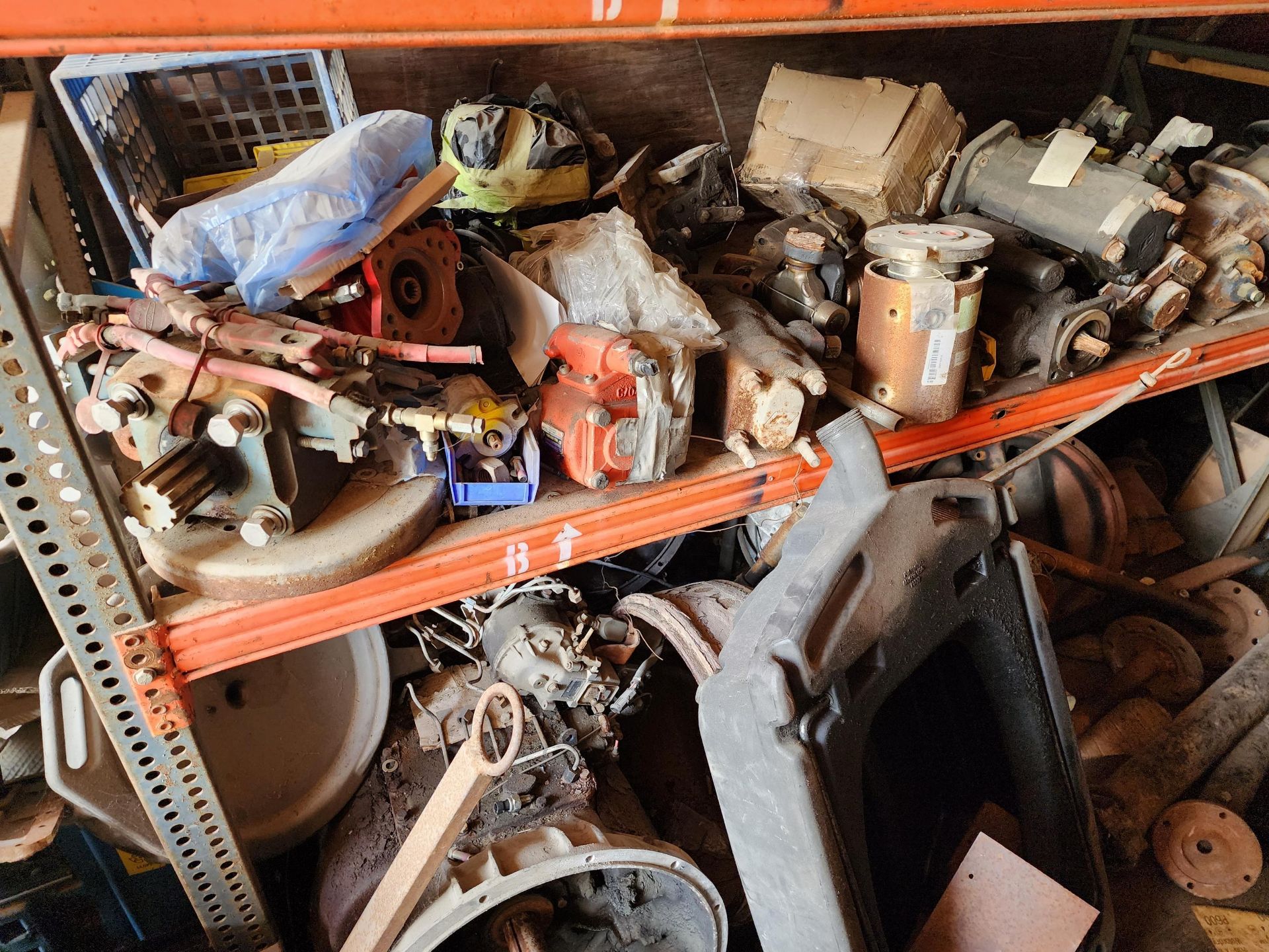 (LOT) CONTENTS OF TRAILER - TRUCK PARTS, TRANSMISSIONS, GEAR CASES AND OTHER - Image 14 of 16