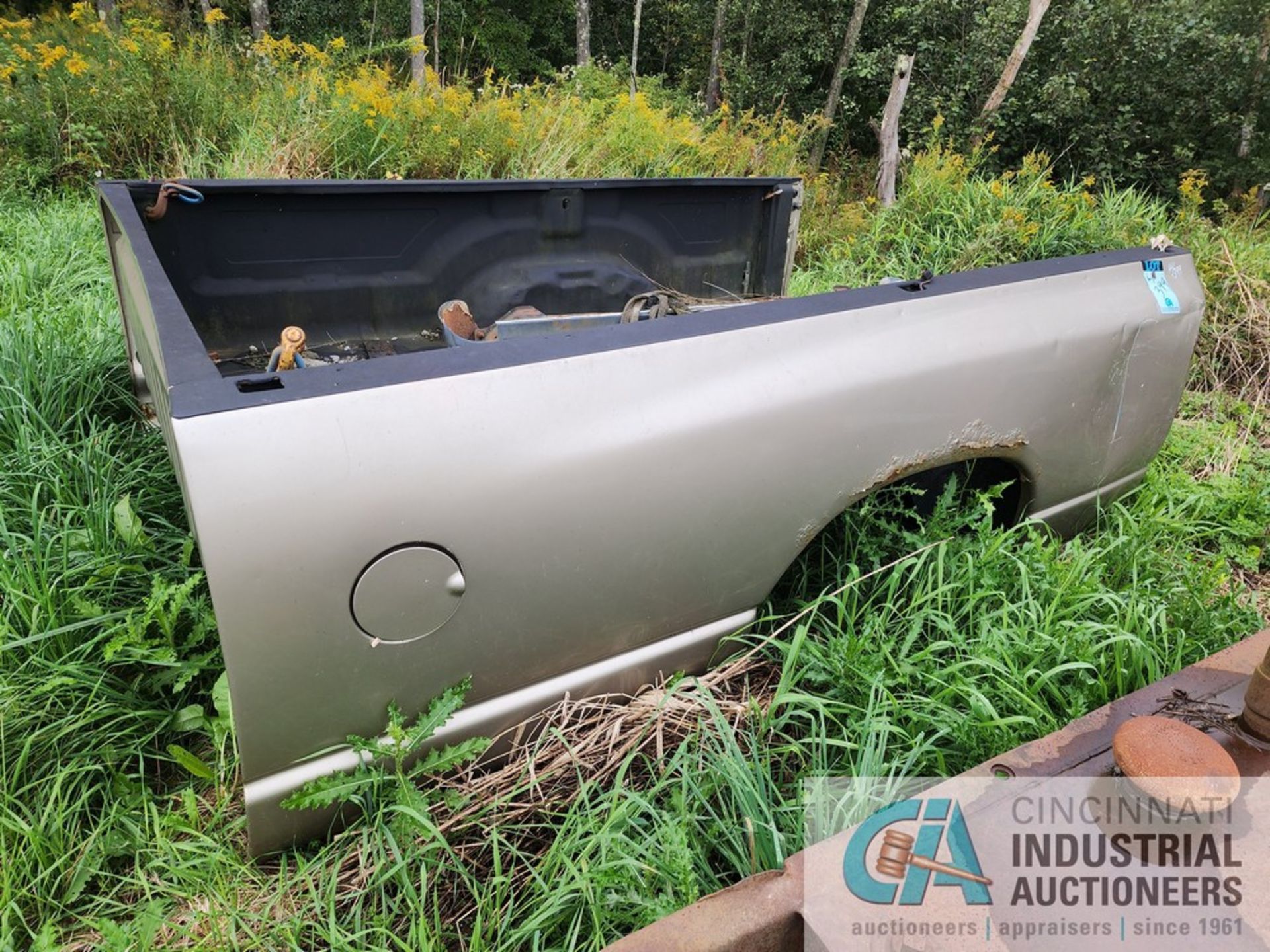(LOT) (2) STEEL FUEL TANKS, STEEL CABINET AND 8' PICK-UP TRUCK BED - Image 5 of 7