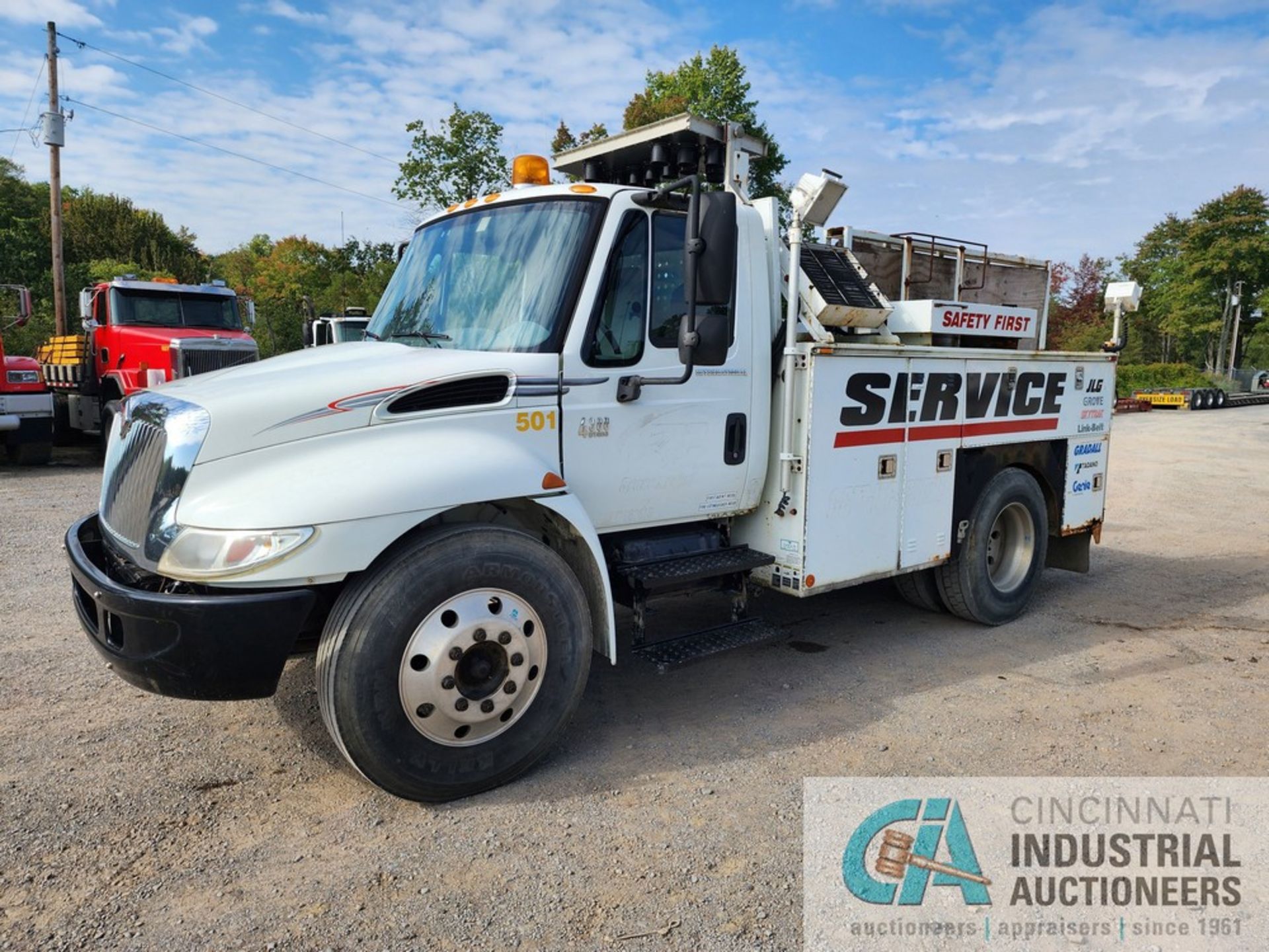 2003 INTERNATIONAL MODEL 4300/4X2 SERVICE TRUCK; VIN 1HTMMAAM83H555090, DETROIT 466 ENGINE,