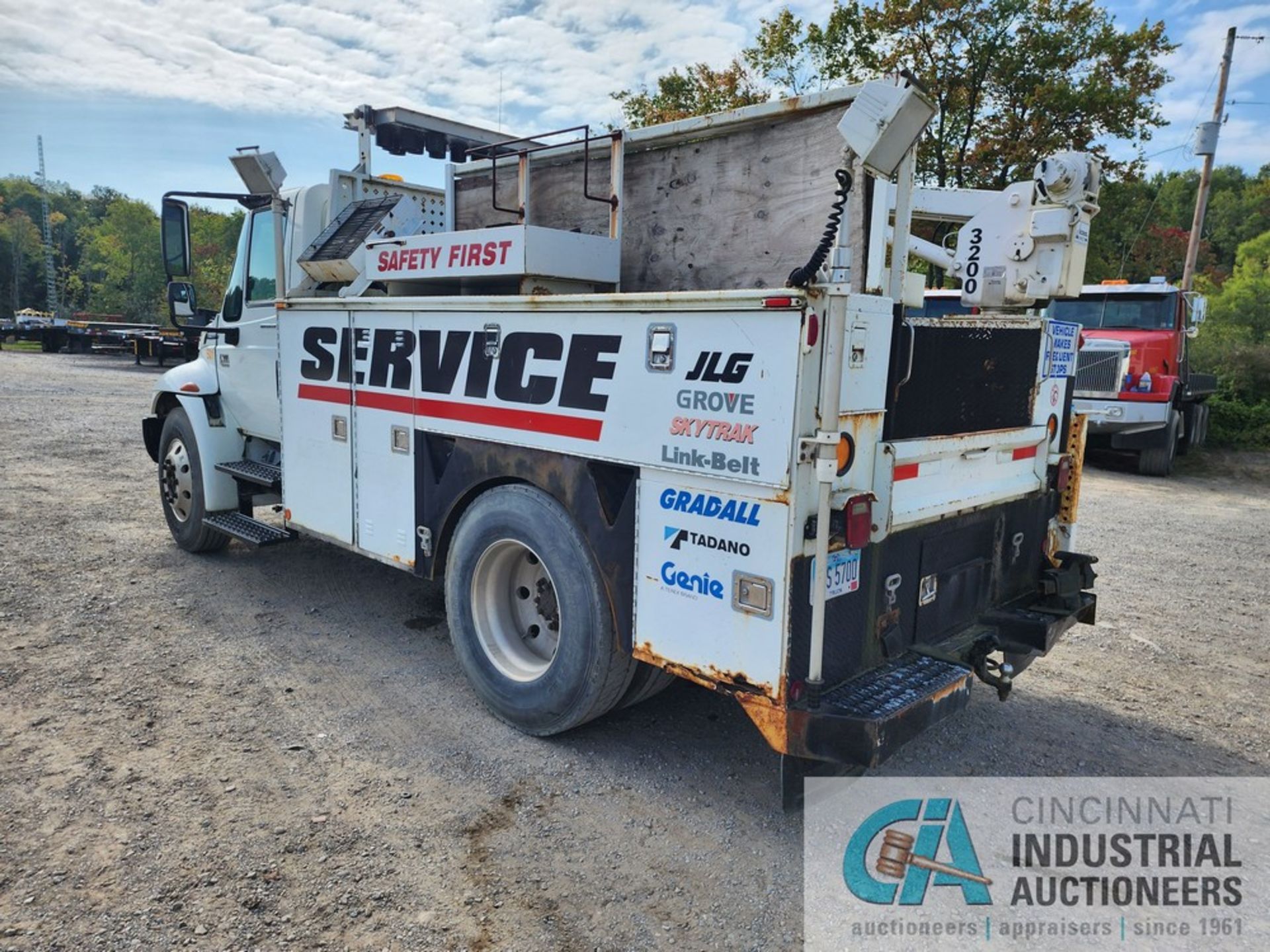 2003 INTERNATIONAL MODEL 4300/4X2 SERVICE TRUCK; VIN 1HTMMAAM83H555090, DETROIT 466 ENGINE, - Image 6 of 32