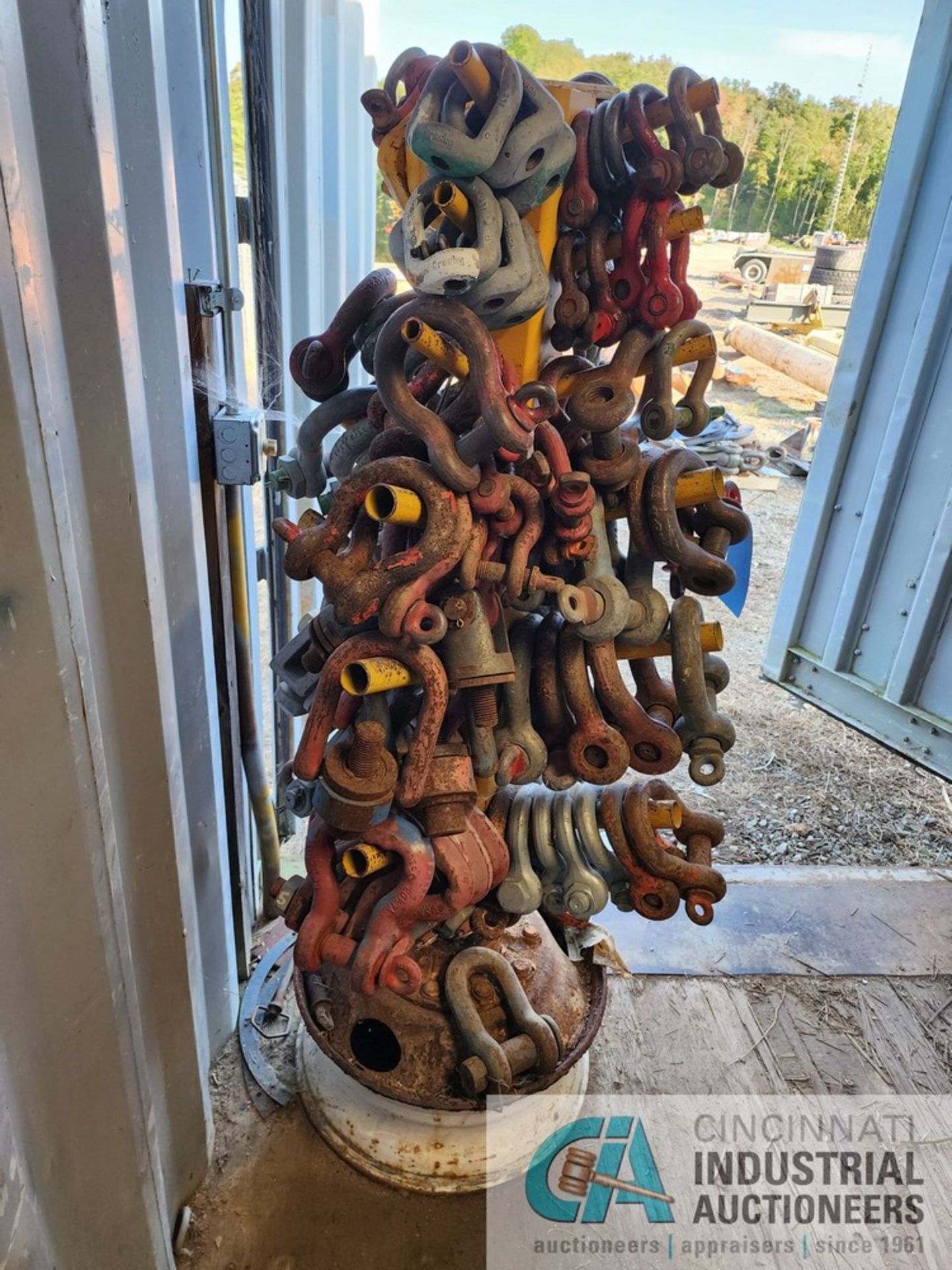 (LOT) SHACKLES ON STORAGE POST - Image 4 of 4