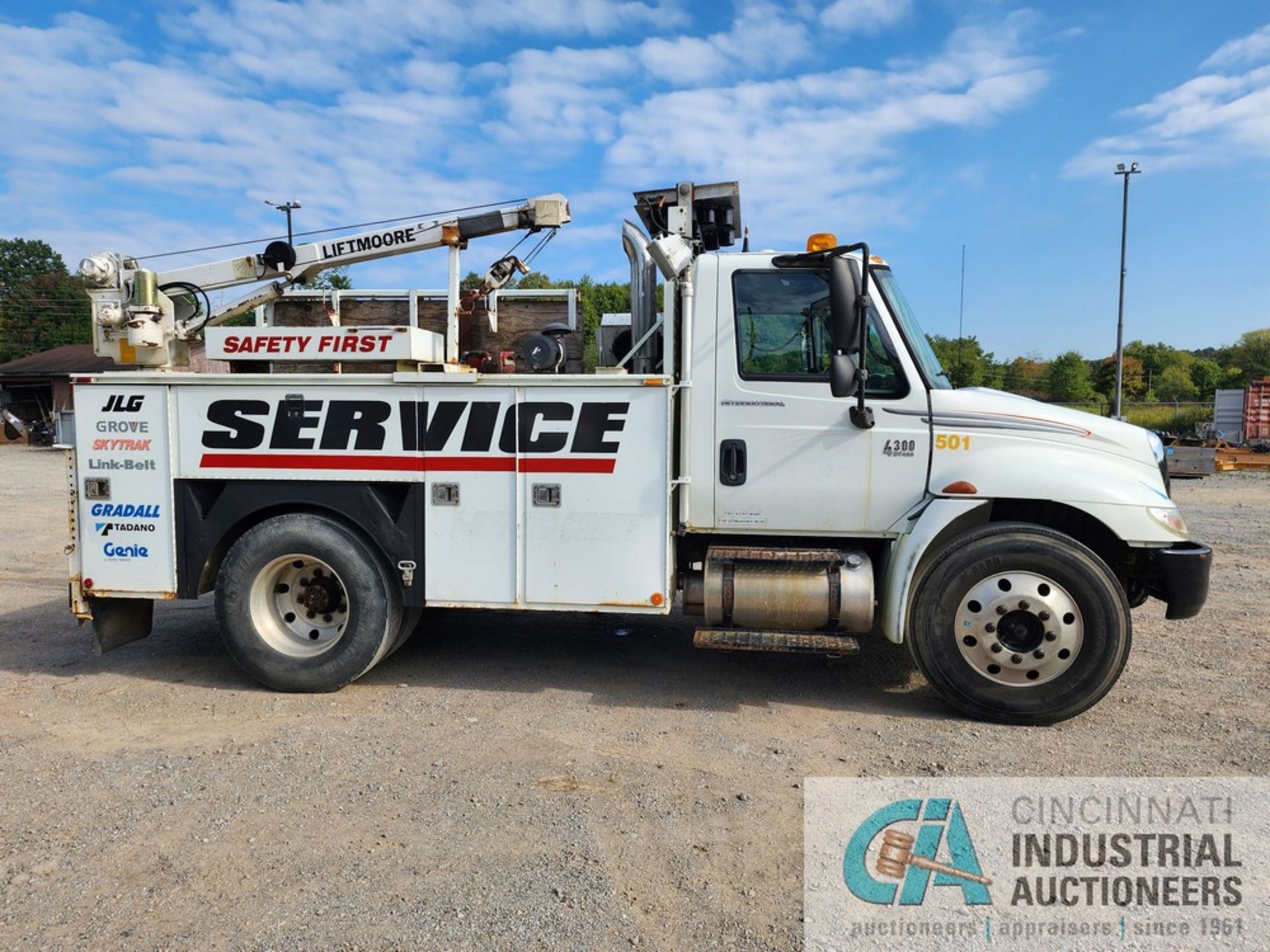 2003 INTERNATIONAL MODEL 4300/4X2 SERVICE TRUCK; VIN 1HTMMAAM83H555090, DETROIT 466 ENGINE, - Image 4 of 32