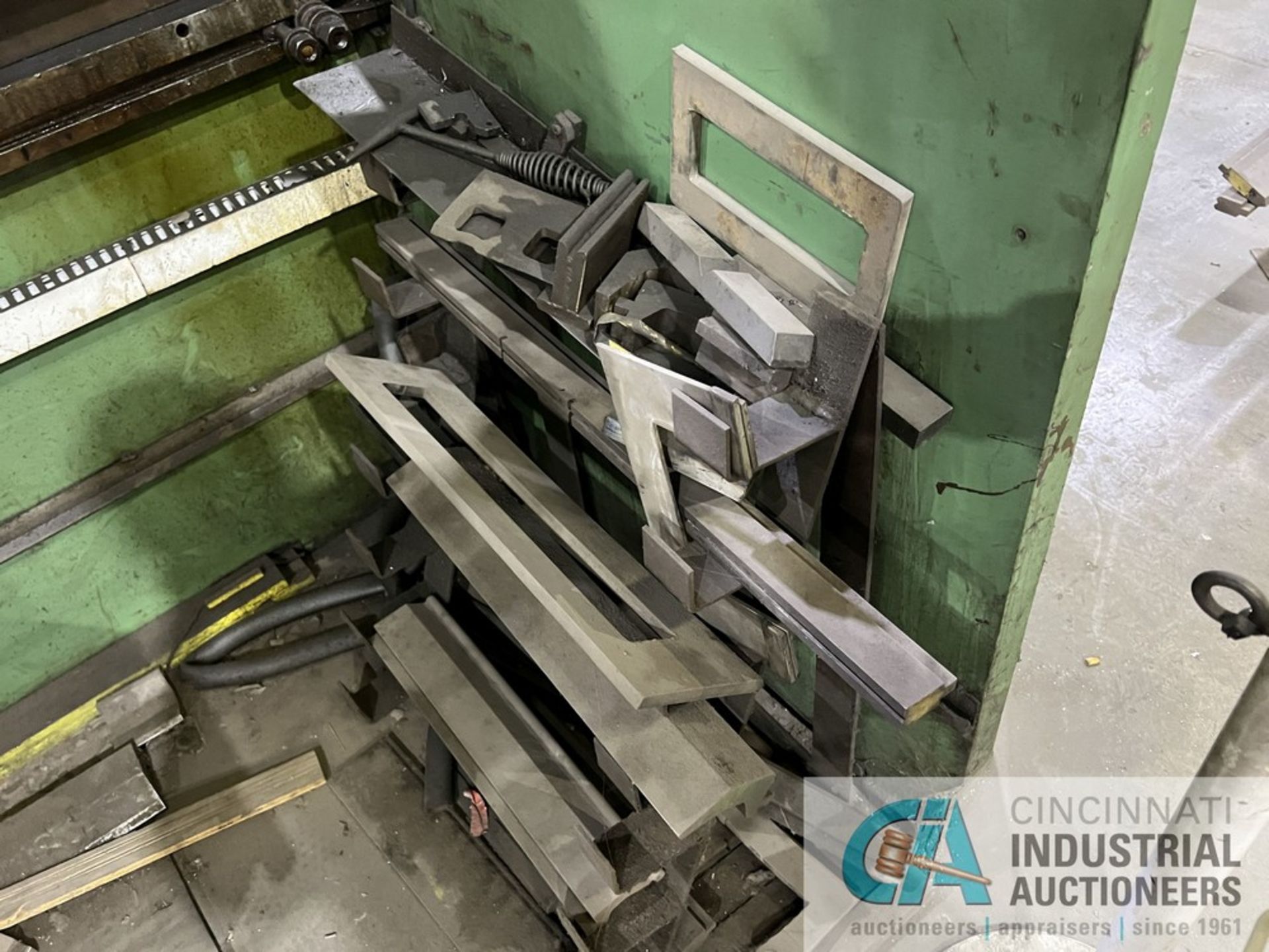 135 TON X 12' PACIFIC MODEL J135-12 HYDRAULIC PRESS BRAKE; S/N 8235, BACK GAGE, HURCO AUTOBEND 7 - Image 9 of 10