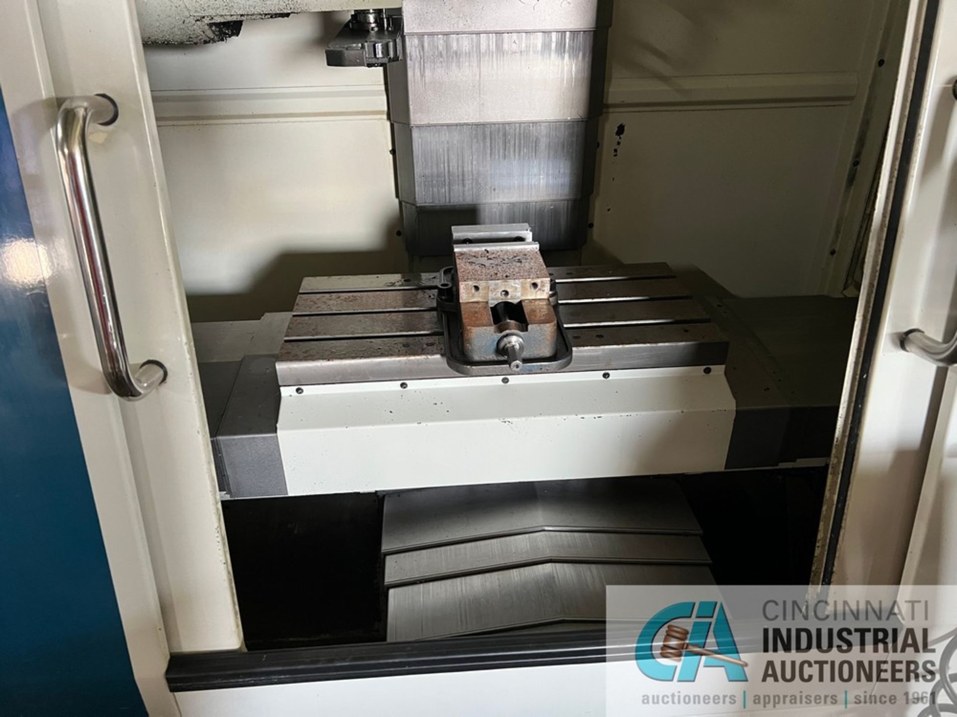 HURCO MODEL VM1 CNC VERTICAL MACHINING CENTER; S/N 06013124BEA, 8,000 RPM SPINDLE, 40 TAPER (2004) - Image 3 of 17