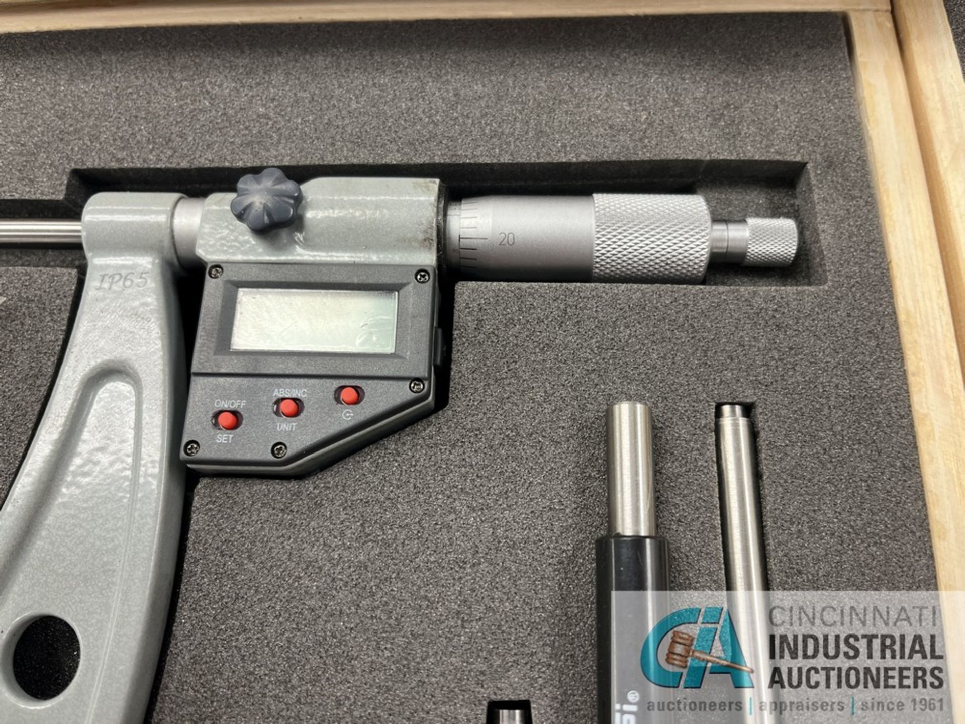 6" - 12" SPI DIGITAL MICROMETER WITH INSIDE MIC SET - Image 3 of 5