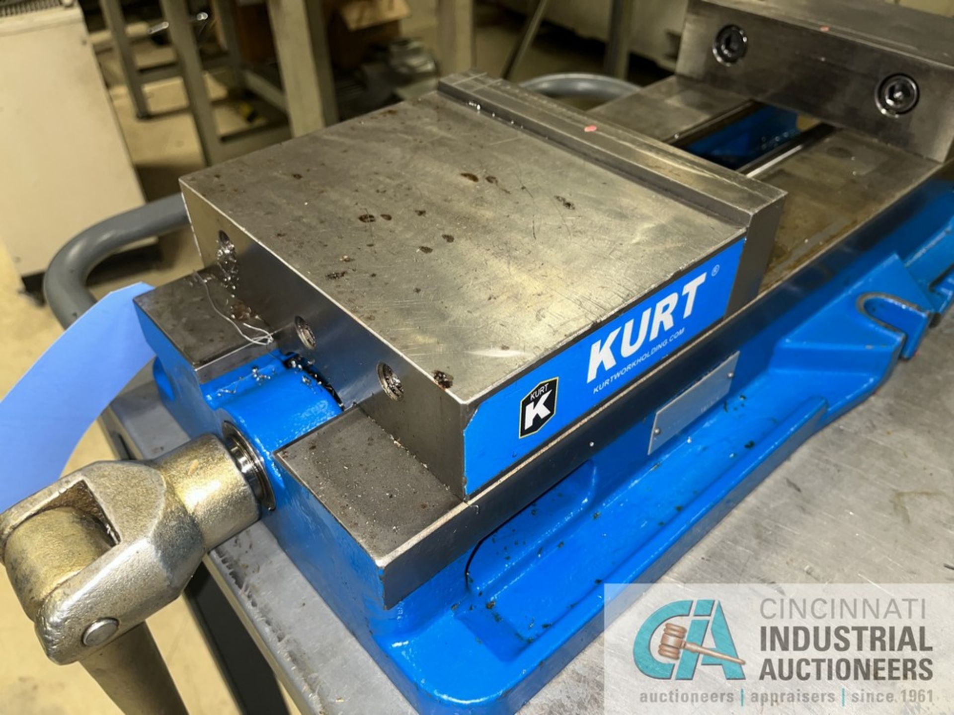 8" KURT MILLING VISE WITH HANDLE - Image 2 of 4
