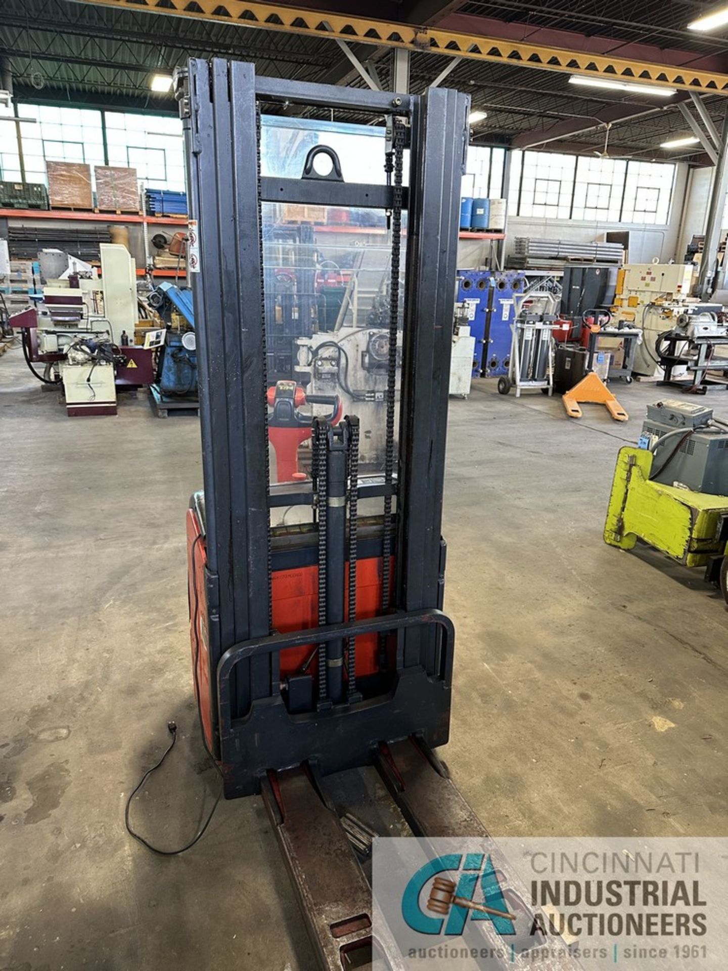 LINDE MODEL L16 WALK BEHIND ELECTRIC STACKER; S/N M00603, 187" MAX LIFT, BUILT IN CHARGER, Battery - Image 4 of 9