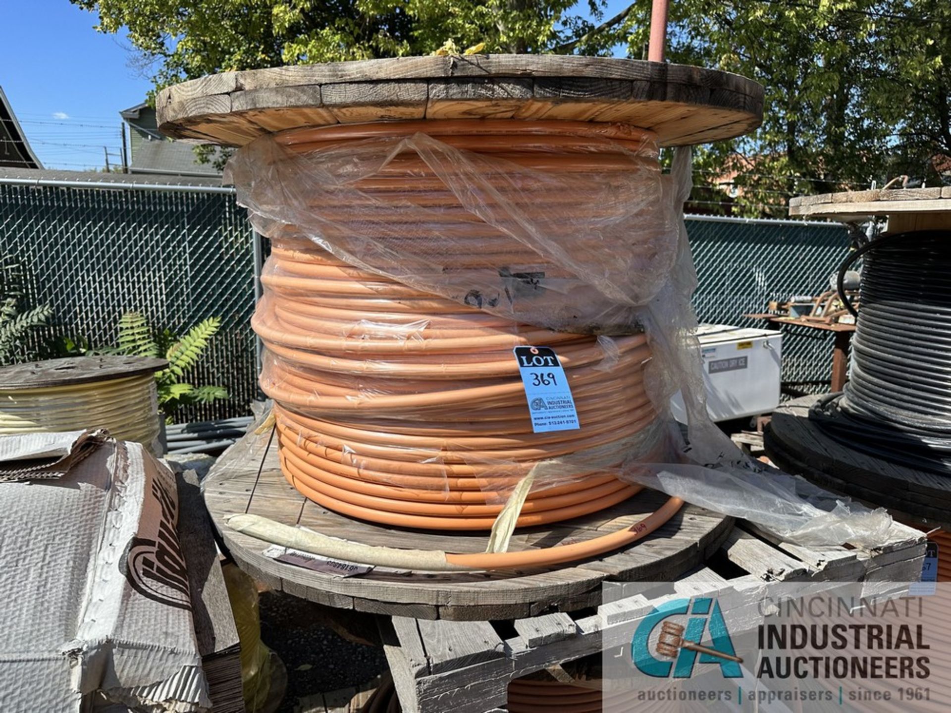 (1) SPOOL, APPROX. 1,000' ALUMINUM WIRE, ORANGE, 600 MCM, Lengths are estimates only, no claim can