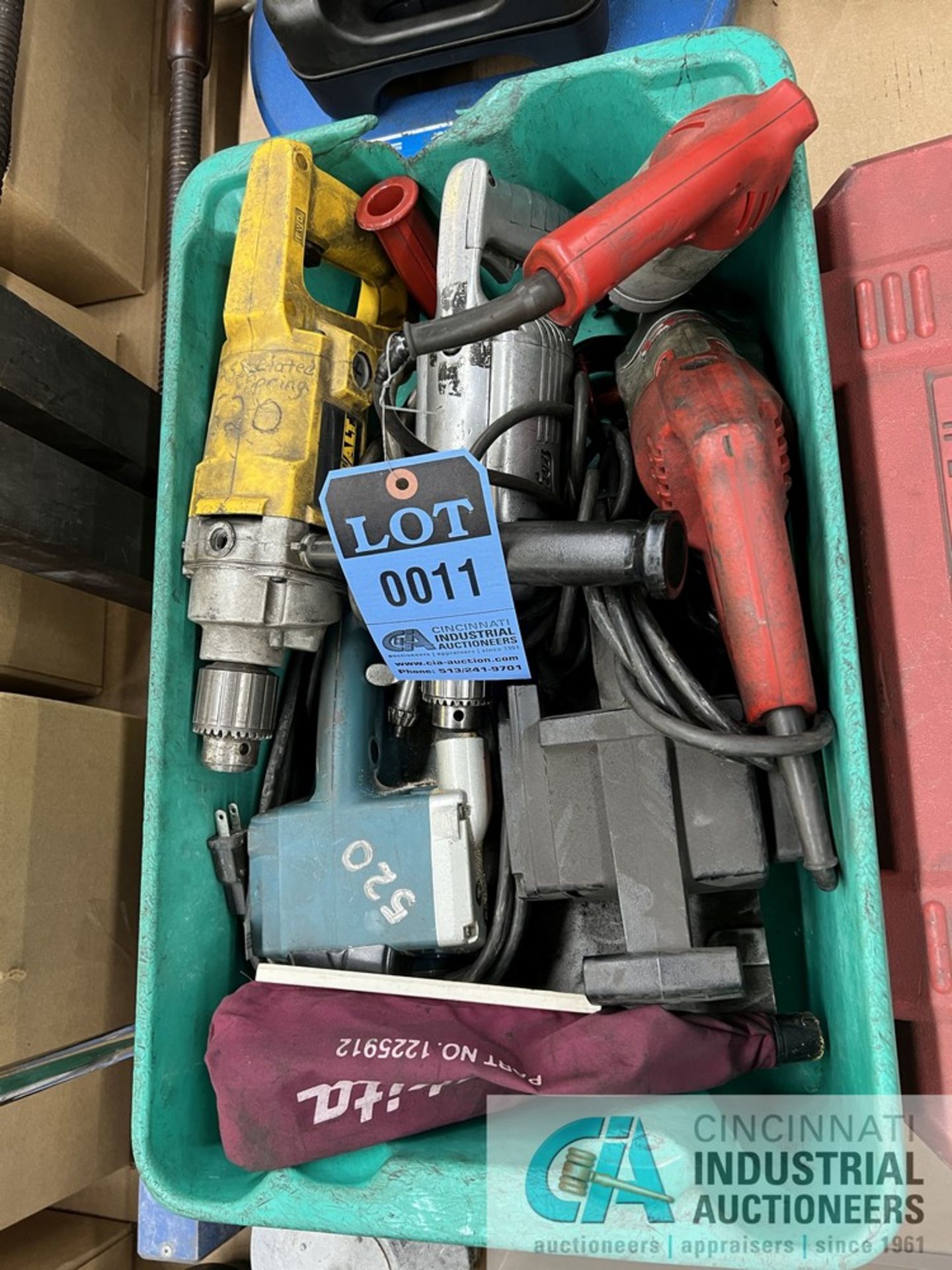 (LOT) ASSORTMENT OF ELECTRIC POWER TOOLS, SANDERS, DRILLS; MILWAUKEE, THOR, AND DEWALT BRANDS