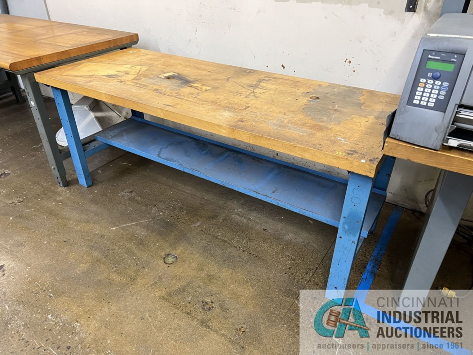 (LOT) (4) MAPLE TOP BENCHES AND (1) STEEL FRAME BENCH - Image 4 of 6