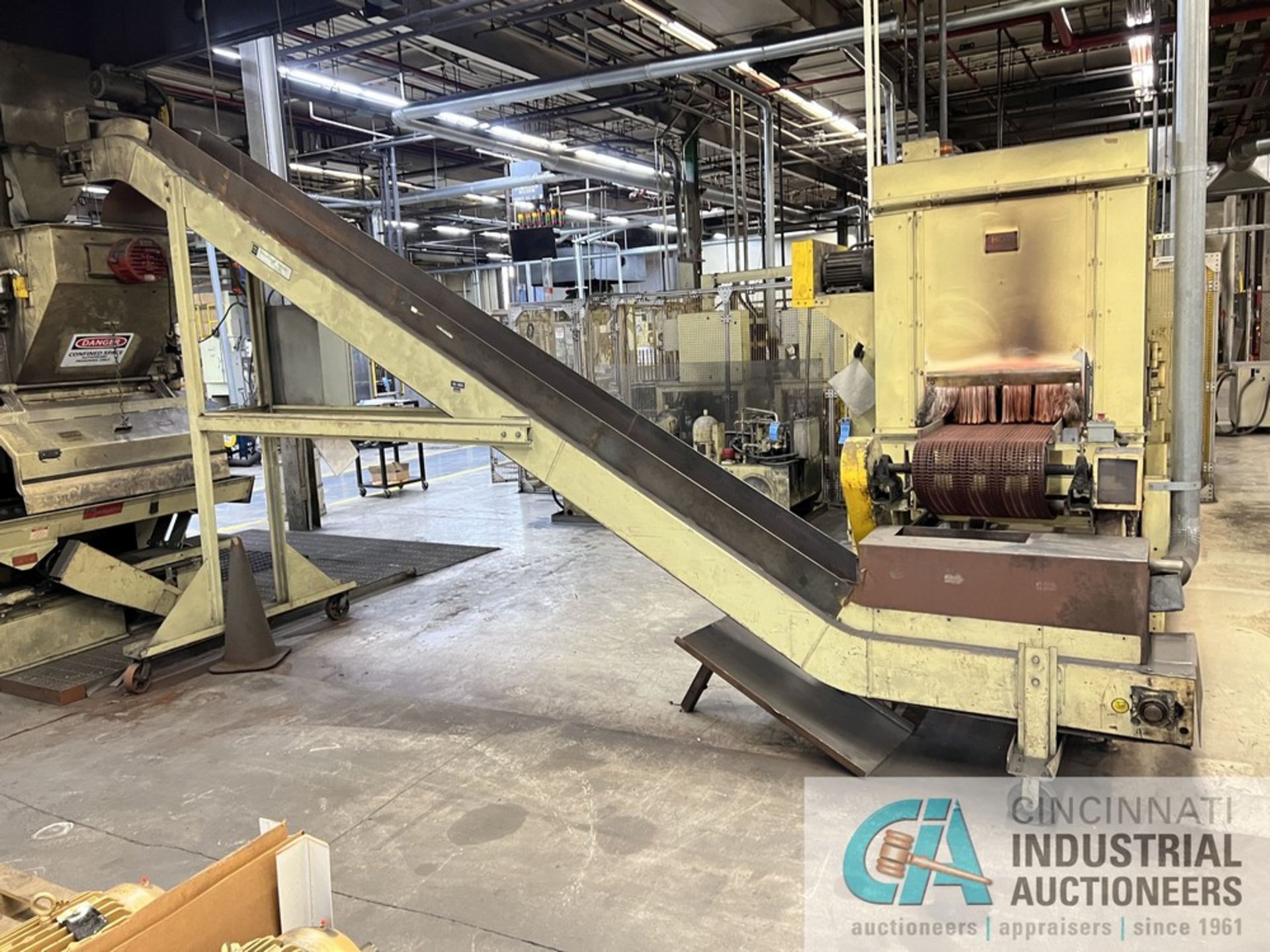 12" WIDE X 16' WOODCRAFT METAL BELT INCLINE CONVEYOR - Image 3 of 4