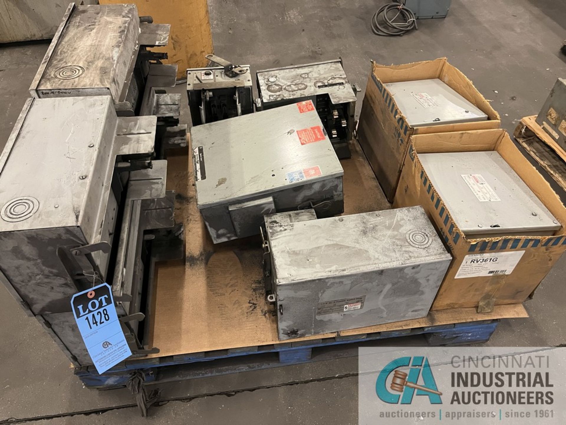 SKID OF ELECTRIC FUSIBLE SWITCH PLUG BOXES; GE, ITE