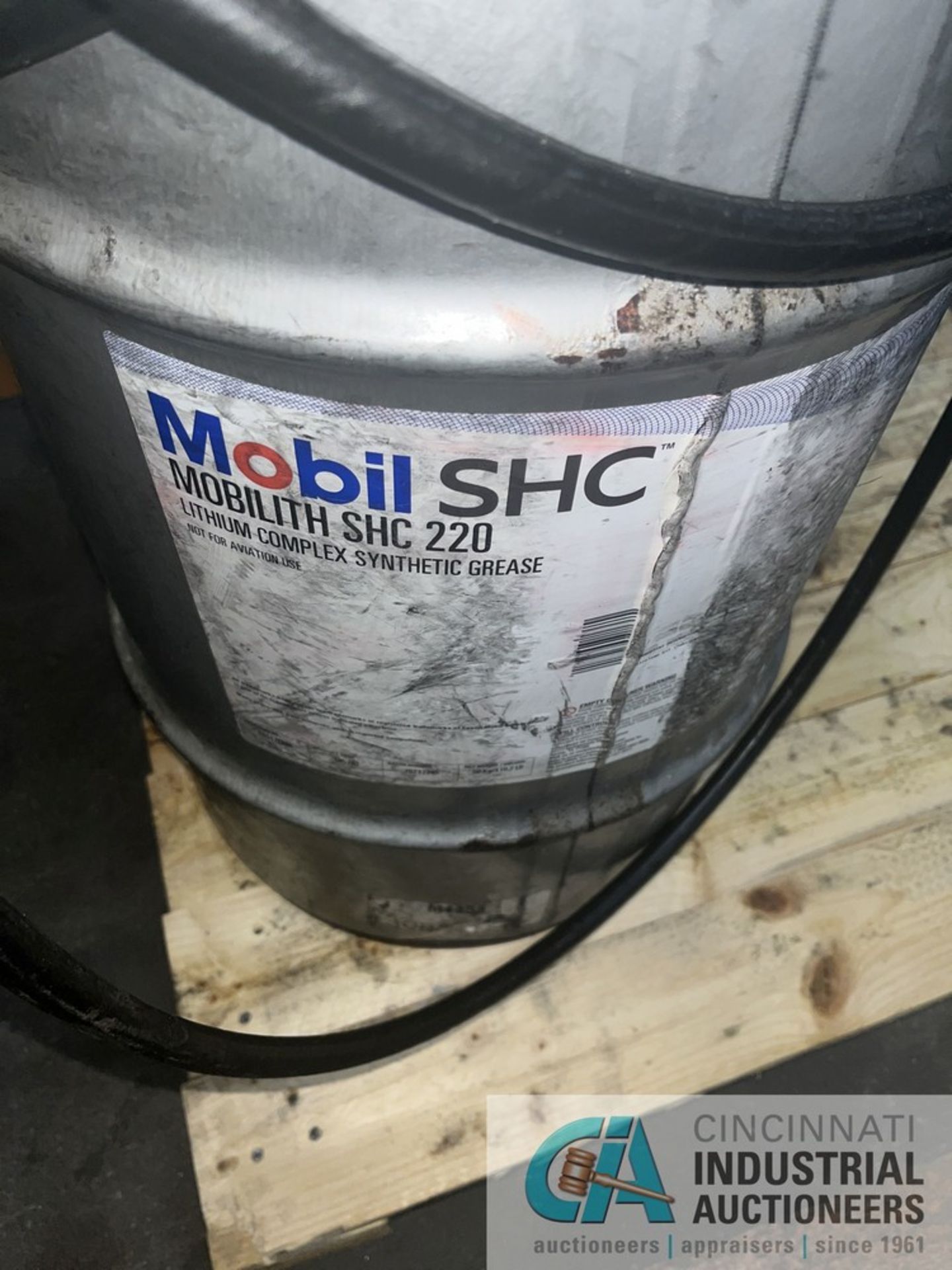 INGERSOLL RAND / ARO PNEUMATIC PUMP ON BARREL OF MOBIL SHC 220 GREASE - Image 4 of 4