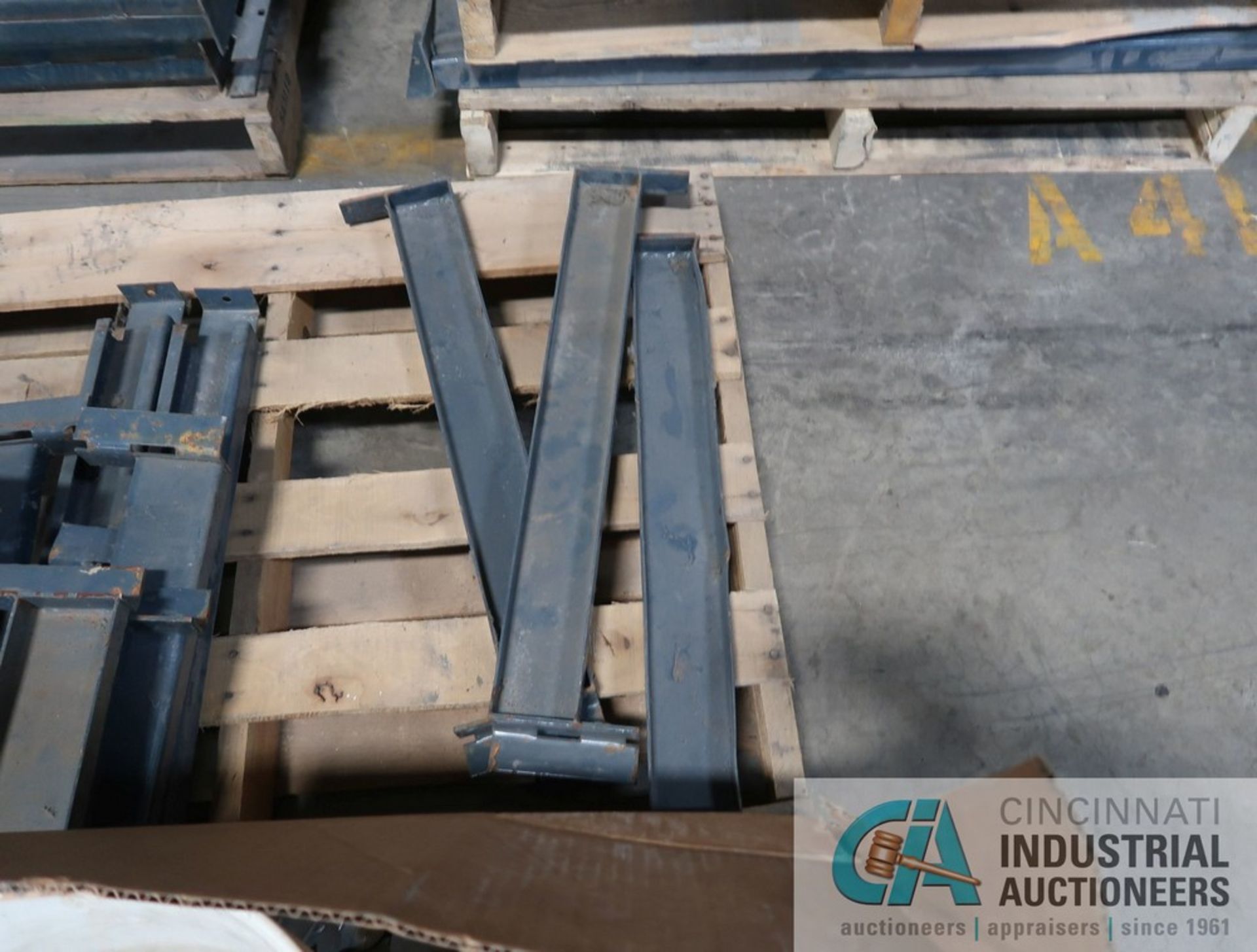 5" FACE X 124" LONG PALLET RACK STEP BEAMS WITH (1) SKID BRACES AND CLIPS - Image 12 of 14