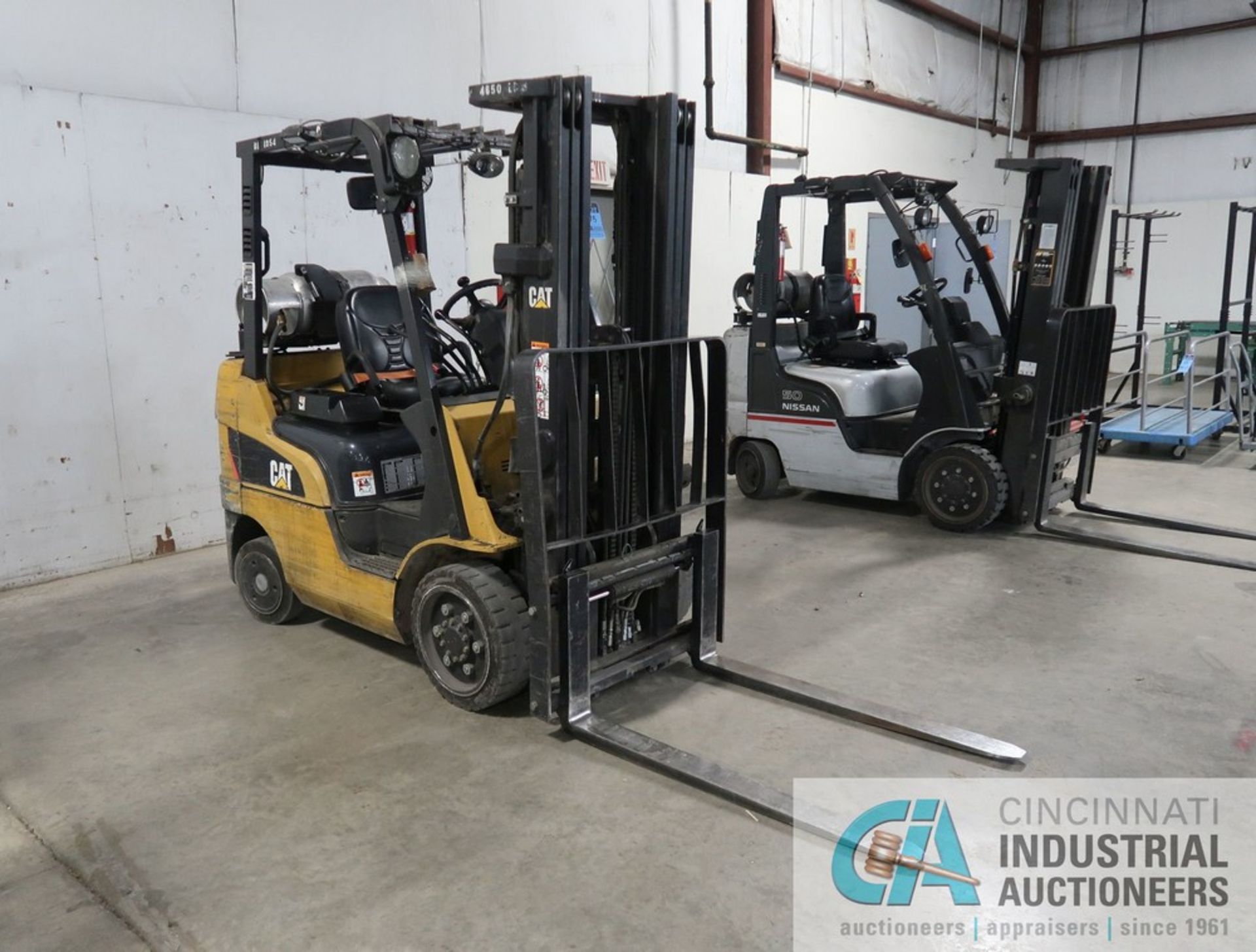 5,000 LB. CATERPILLAR MODEL 2C5000 LP GAS SOLID TIRE THREE STAGE MAST