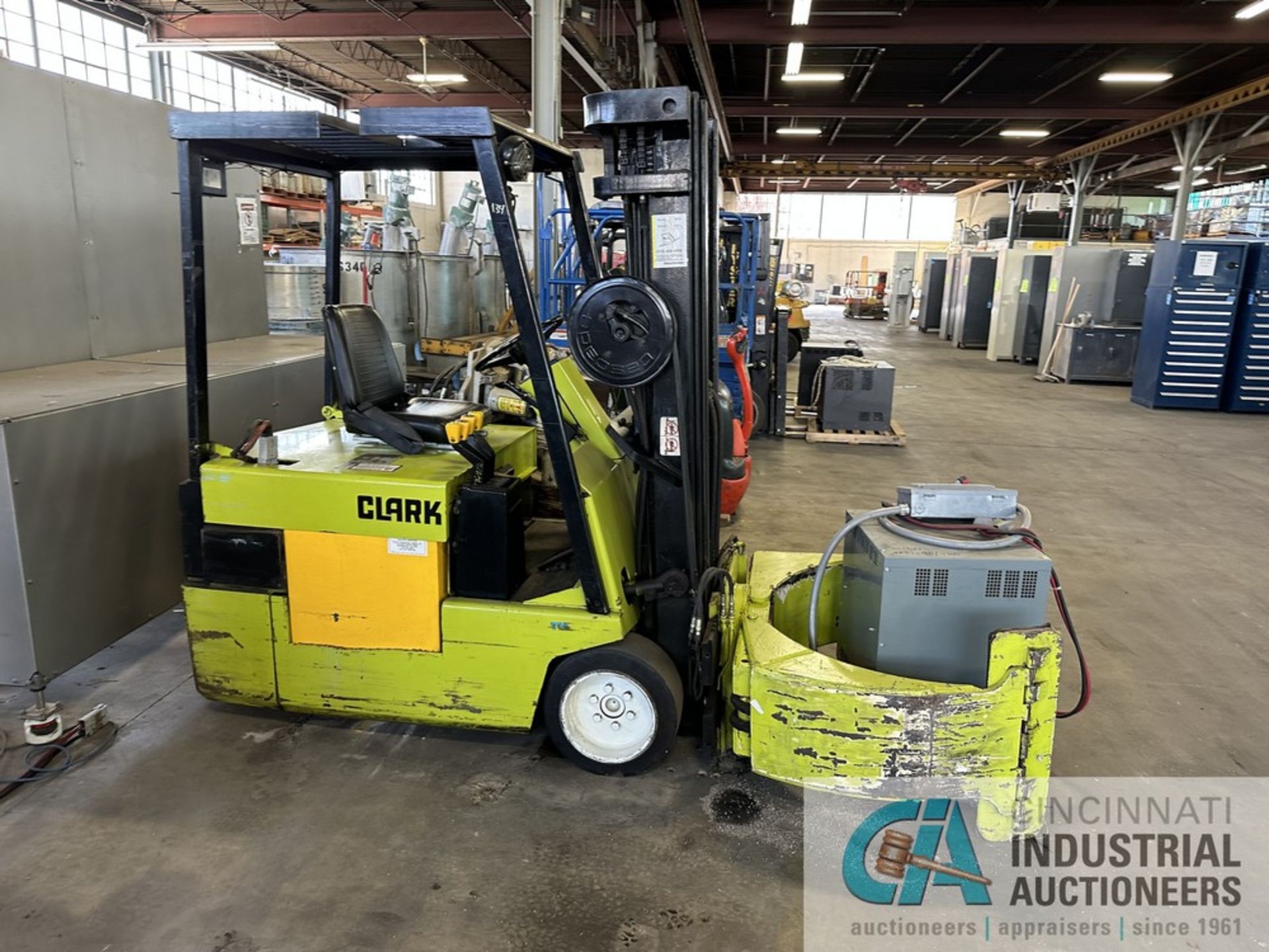 ****CLARK MODEL TM20 3-WHEEL SIT-DOWN ELECTRIC FORKLIFT; S/N 6625FA, 188" 3-STAGE MAST, 36 VOLT CHA - Image 3 of 12