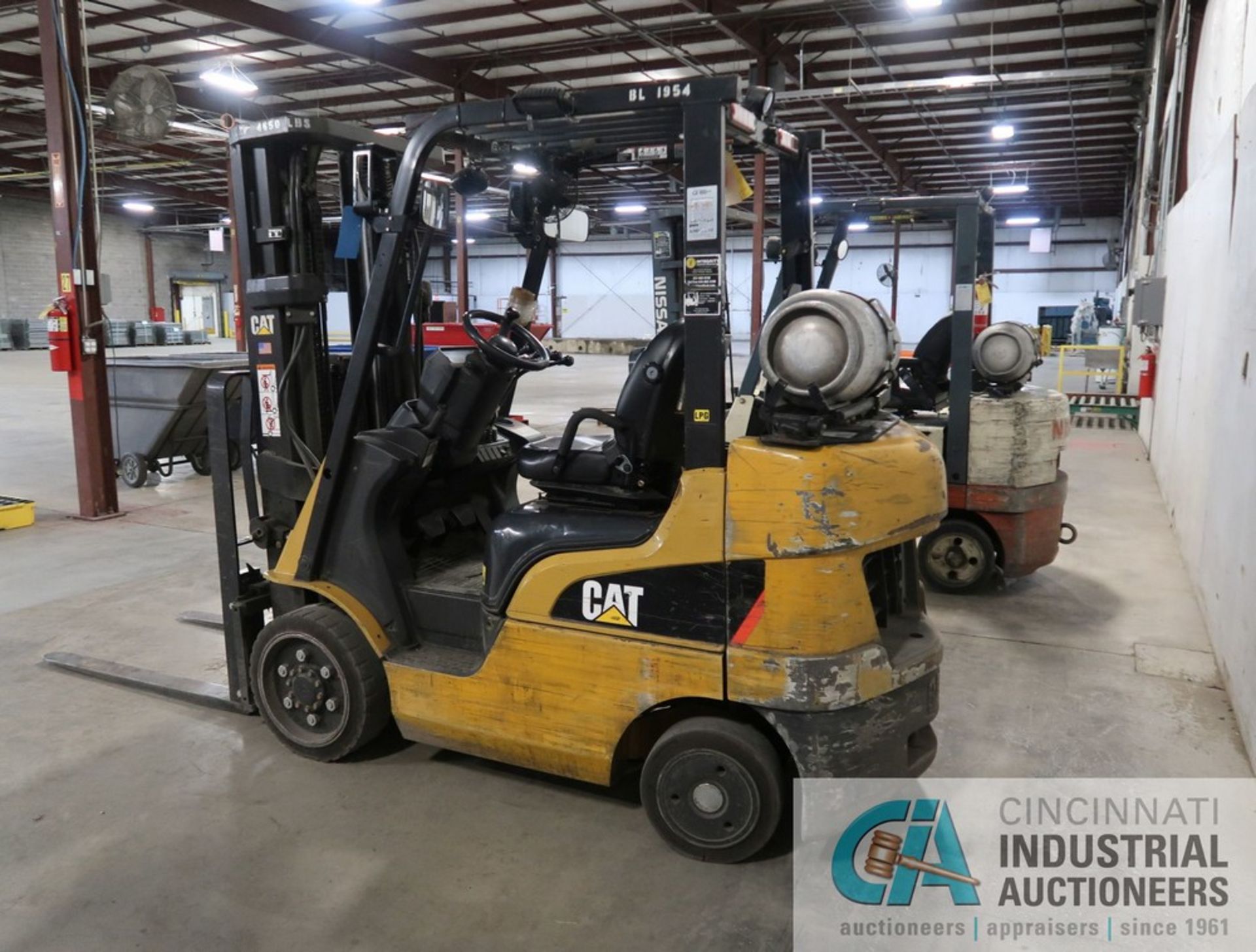 5,000 LB. CATERPILLAR MODEL 2C5000 LP GAS SOLID TIRE THREE STAGE MAST