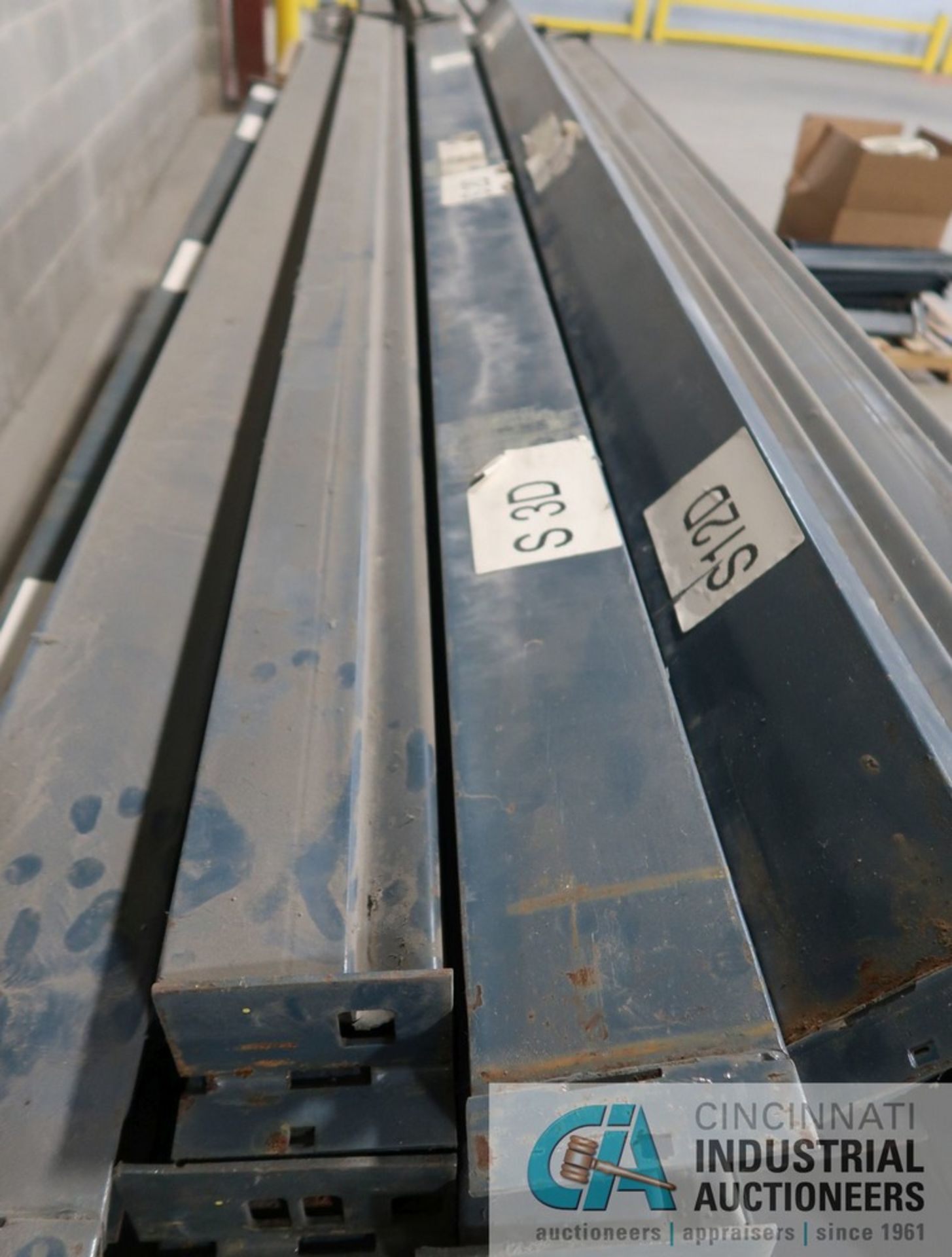 5" FACE X 124" LONG PALLET RACK STEP BEAMS WITH (1) SKID BRACES AND CLIPS - Image 5 of 14