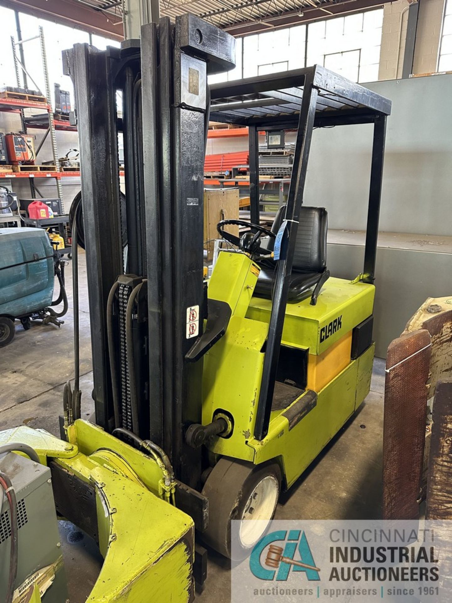 ****CLARK MODEL TM20 3-WHEEL SIT-DOWN ELECTRIC FORKLIFT; S/N 6625FA, 188" 3-STAGE MAST, 36 VOLT CHA - Image 6 of 12