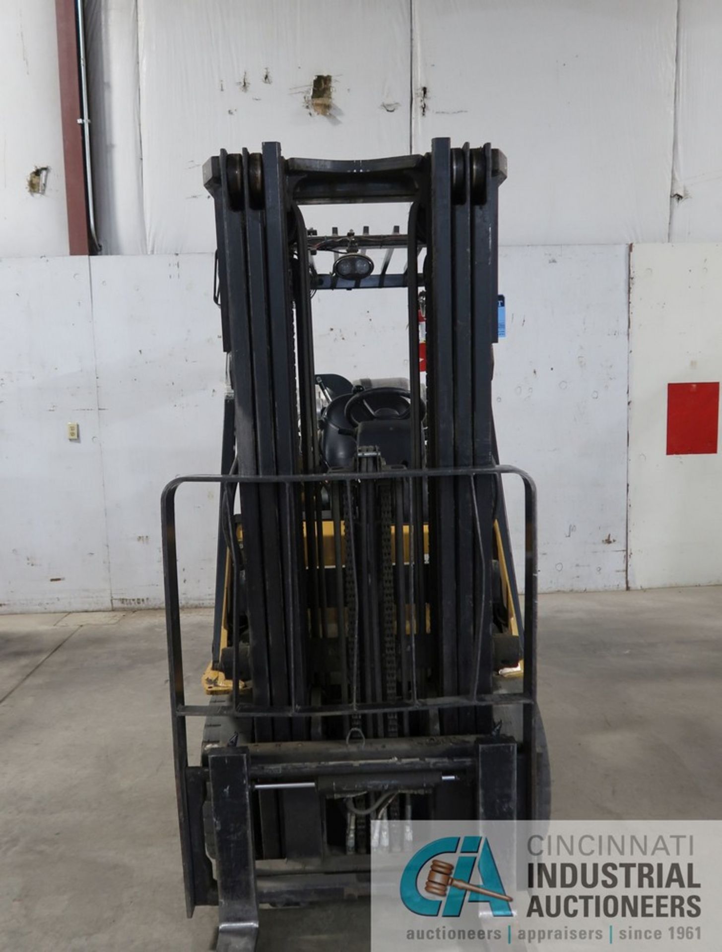 5,000 LB. CATERPILLAR MODEL 2C5000 LP GAS SOLID TIRE THREE STAGE MAST