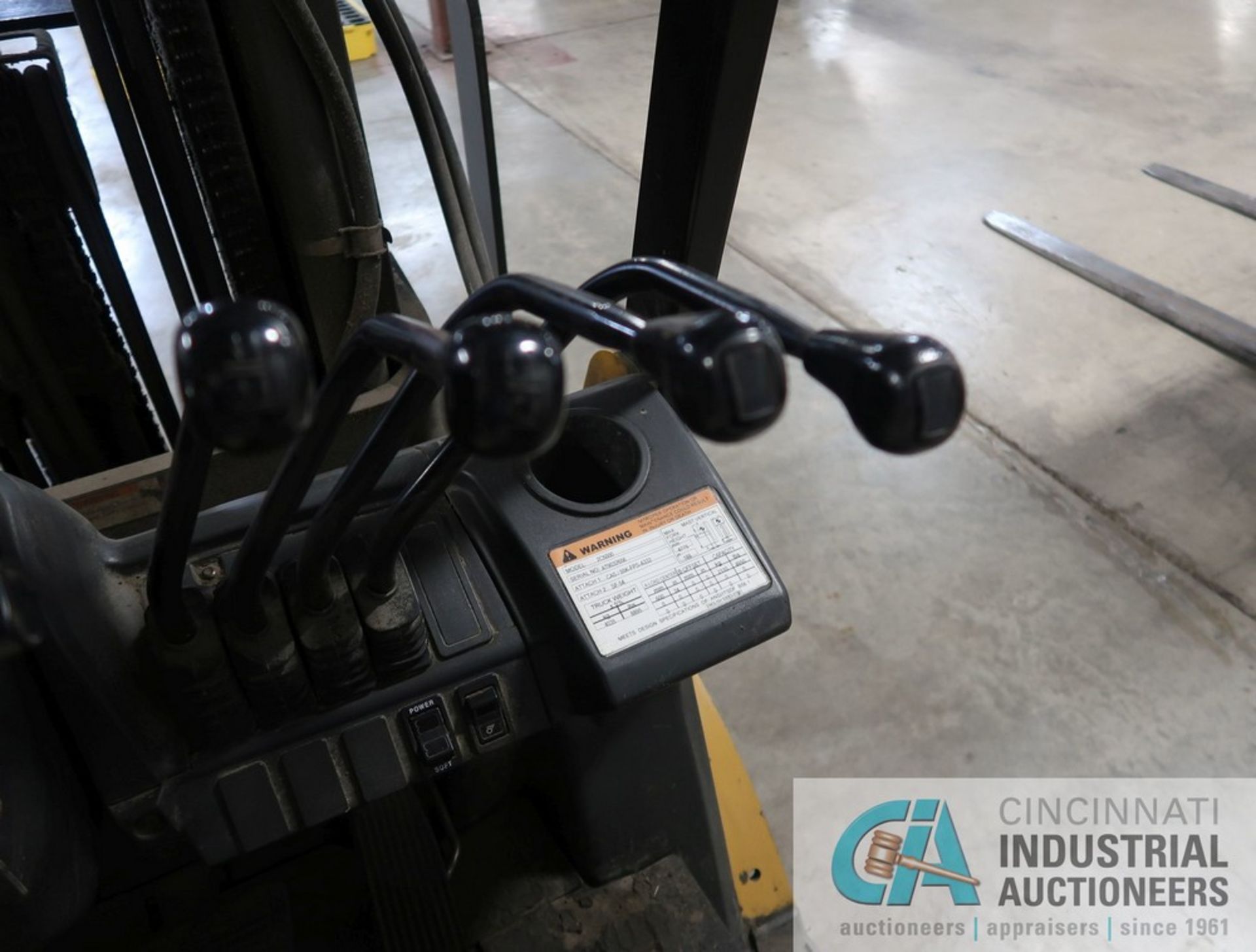 5,000 LB. CATERPILLAR MODEL 2C5000 LP GAS SOLID TIRE THREE STAGE MAST