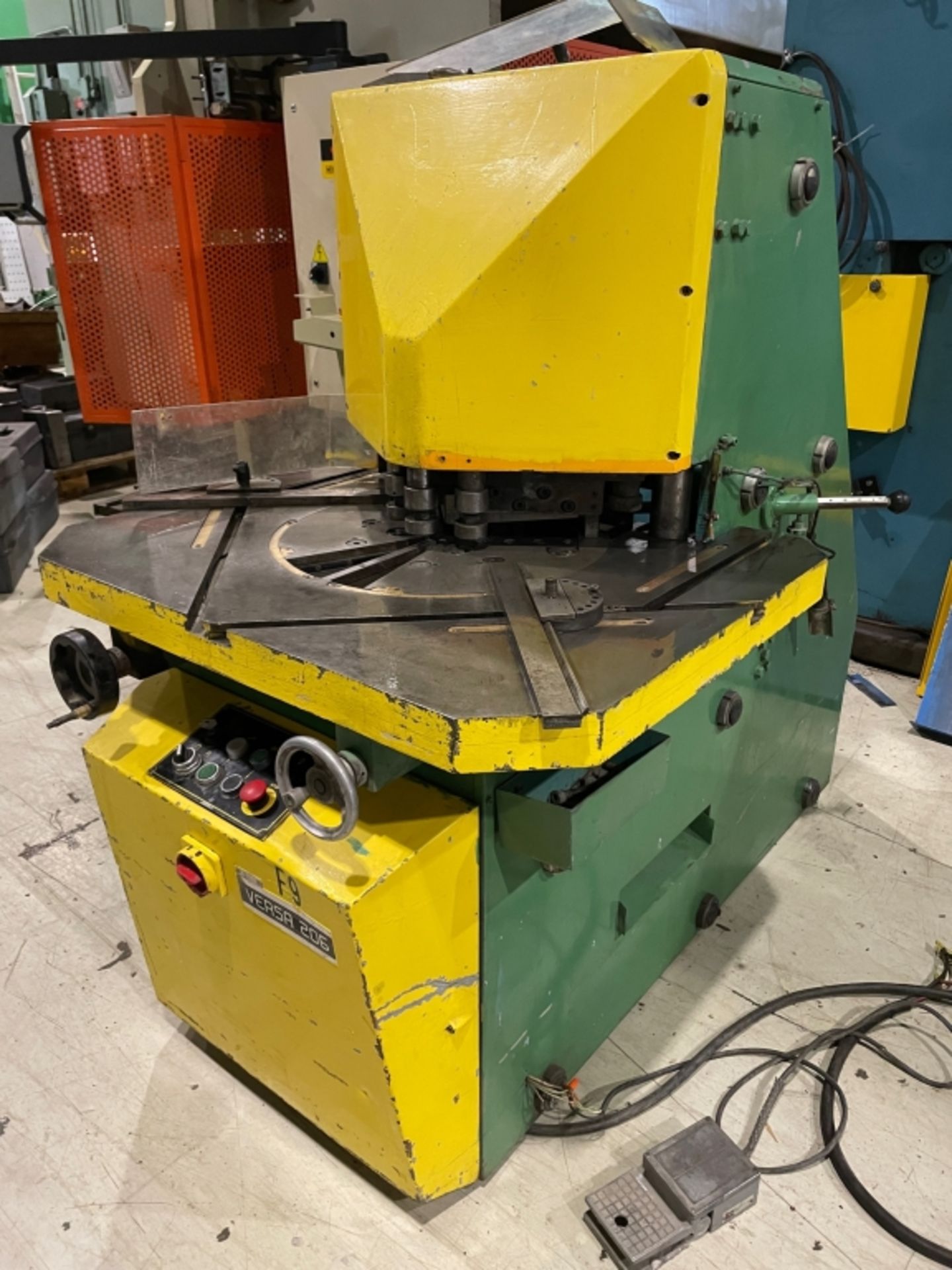 AMADA 10''X10''X1/4'' HYDRAULIC VARIABLE ANGLE NOTCHER MOD: VERSA206, SN: 3-3006 ** LOCATED IN