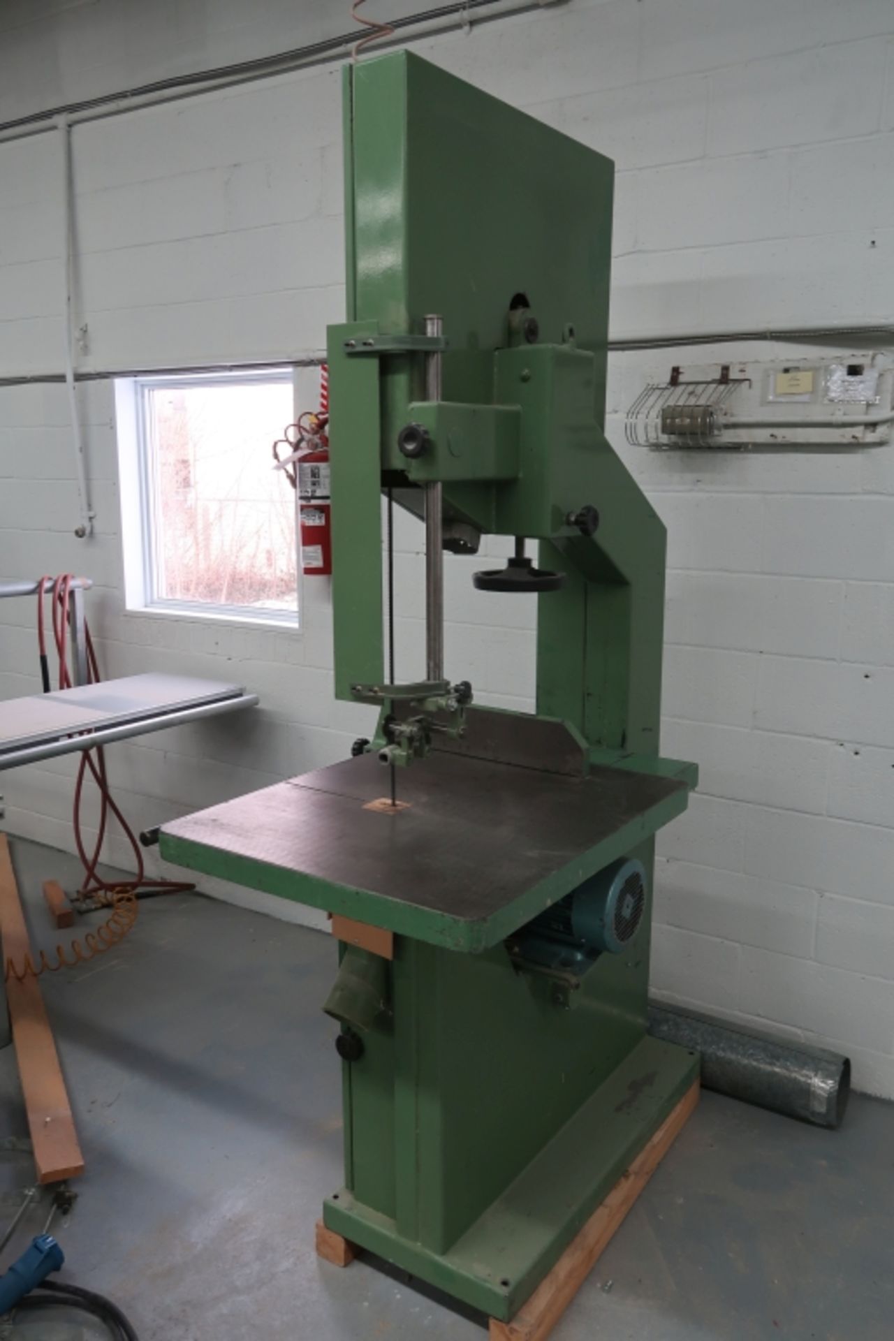 MEBER 24'' VERTICAL BAND SAW MOD: SN/SQ ** LOCATED IN MIRABEL QC ** - Image 2 of 3