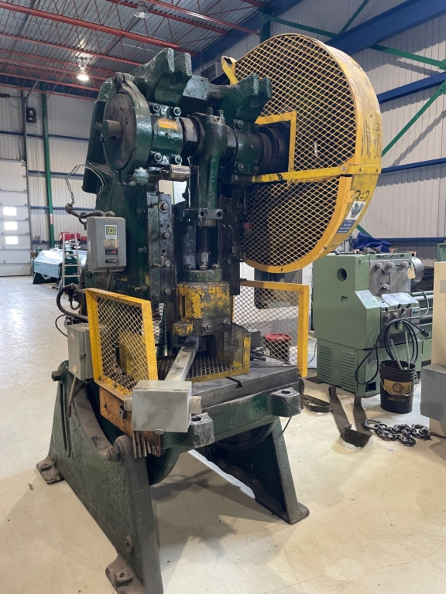 BROWN & BOGGS 60 TON FLYWHEEL TYPE WITH AAC PUNCH PRESS MOD: 17LW, SN: 5899 ** LOCATED IN