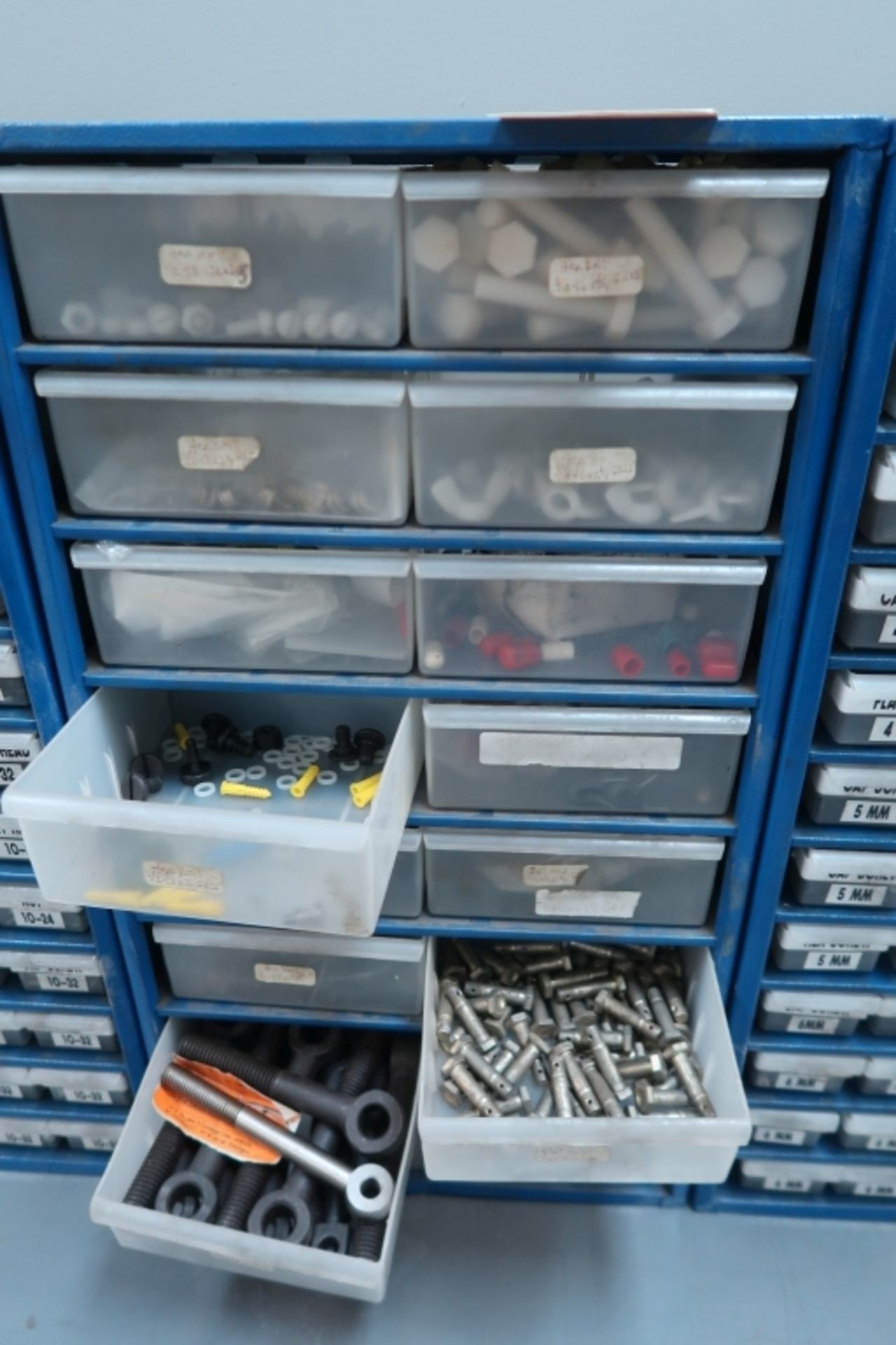 CABINET WITH SCREWS