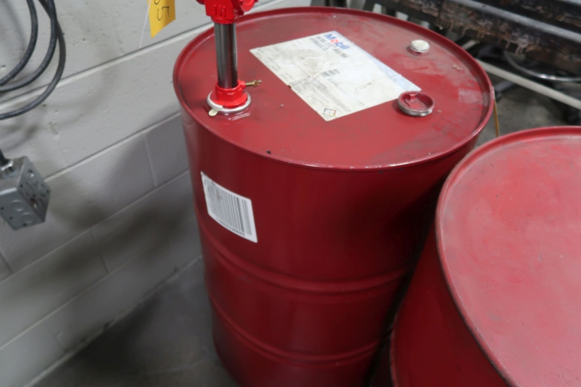 DRUM OF MOBILE DTE 24 ULTRA HYDRAULIC OIL, 70% FULL