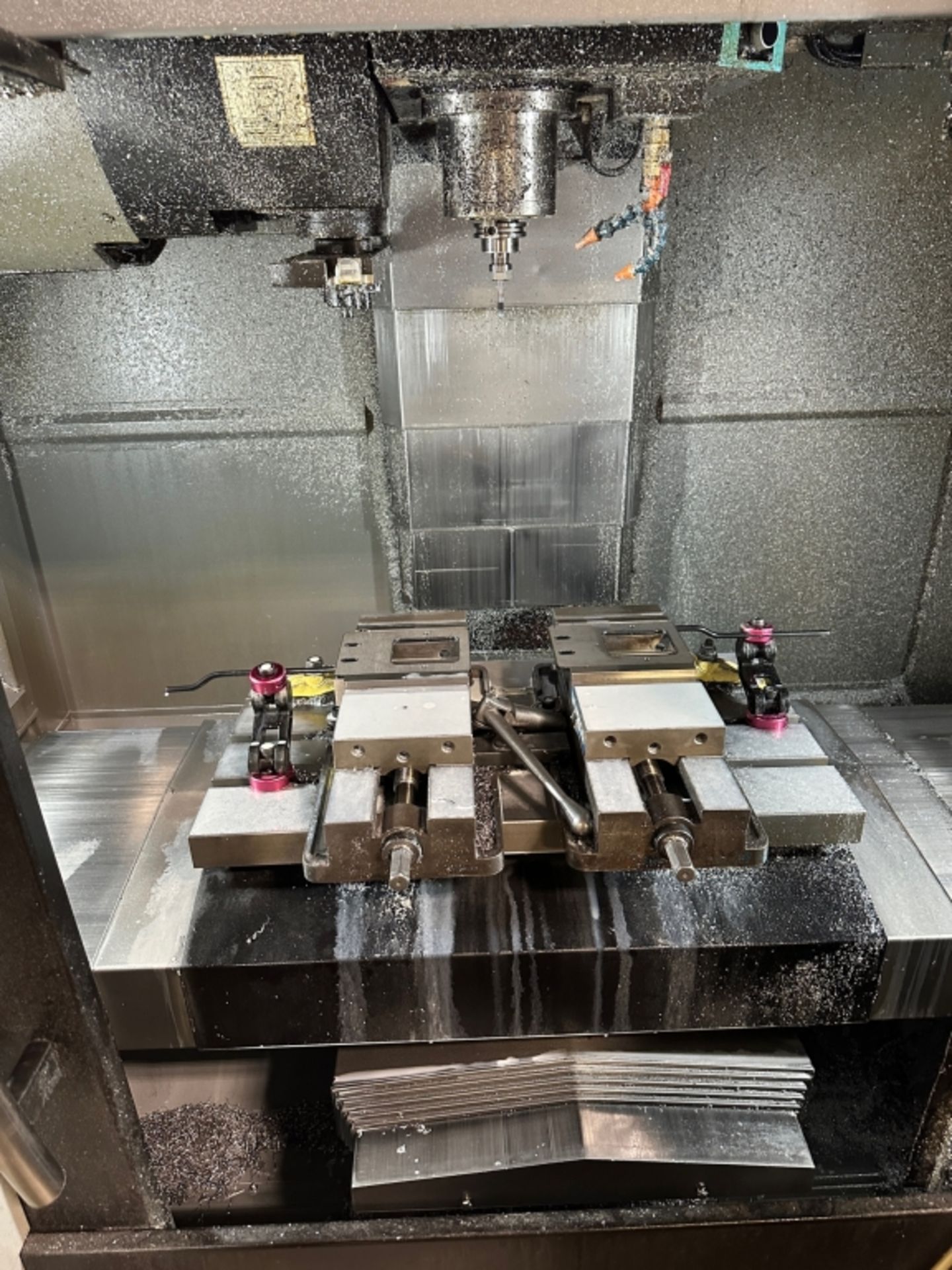 (2015) HURCO 3 AXIS VERTICAL MACHINING CENTER MOD: VM10i, MAX CONTROL, 12000 RPM, 30''X16'' TABLE, - Image 3 of 8