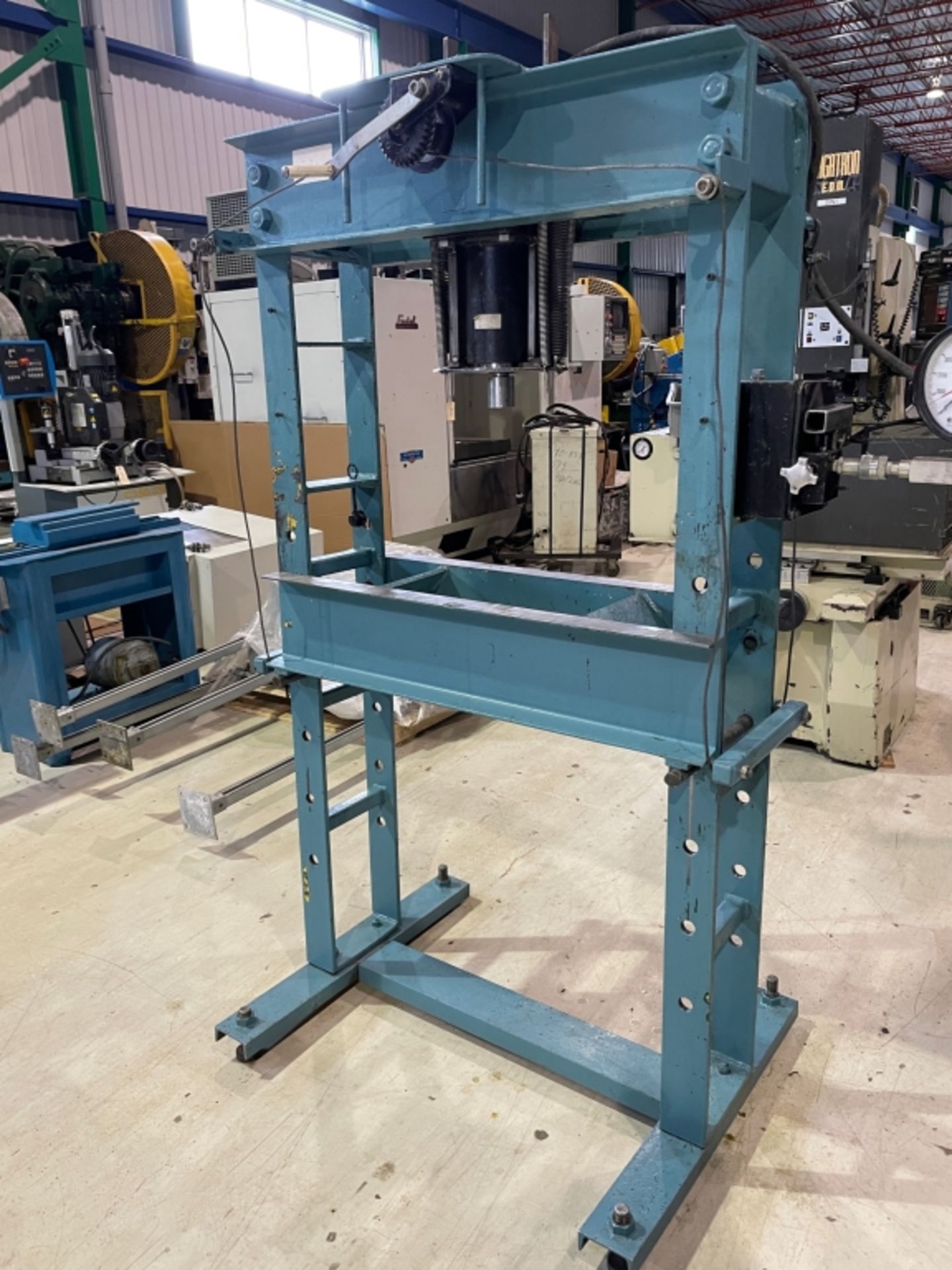 HEAVY DUTY 40 TON SHOP PRESS * LOCATED IN MONTREAL QC *