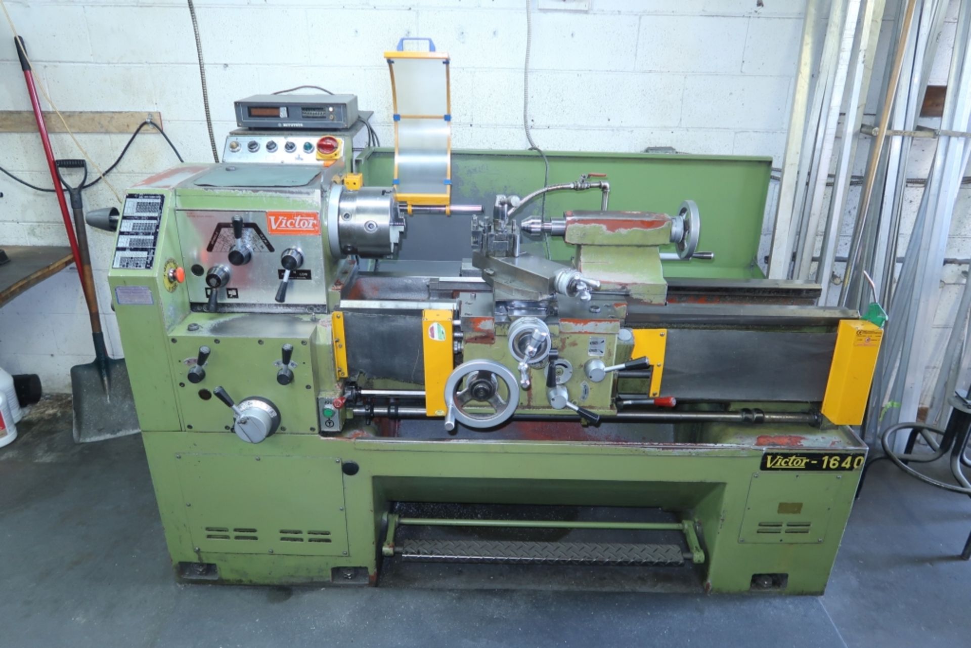 VICTOR 1640 GAP BED LATHE, 3 JAW CHUCK, 2 1/4'' SPINDLE, TAIL STOCK, TOOL POST, MITUTOYO 1 AXE (X)