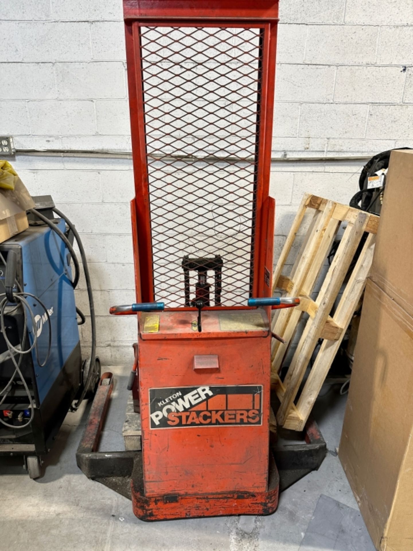 MAHAFFY/KLETON POWER STACKER MOD: PA68, CAP: 1500# * LOCATED IN ST-LAURENT QC *
