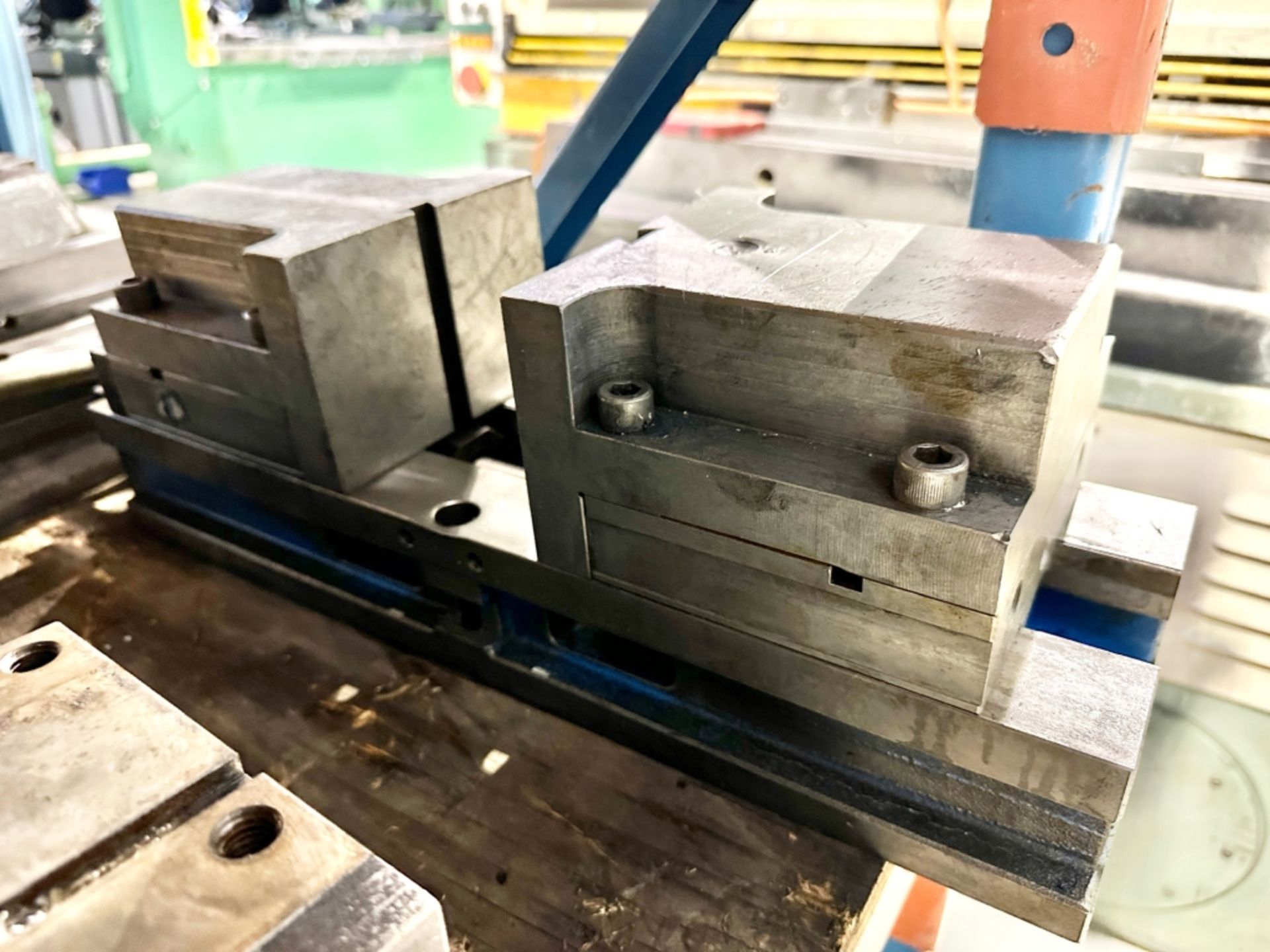 SELF CENTERING VISE * LOCATED IN MONTREAL QC *