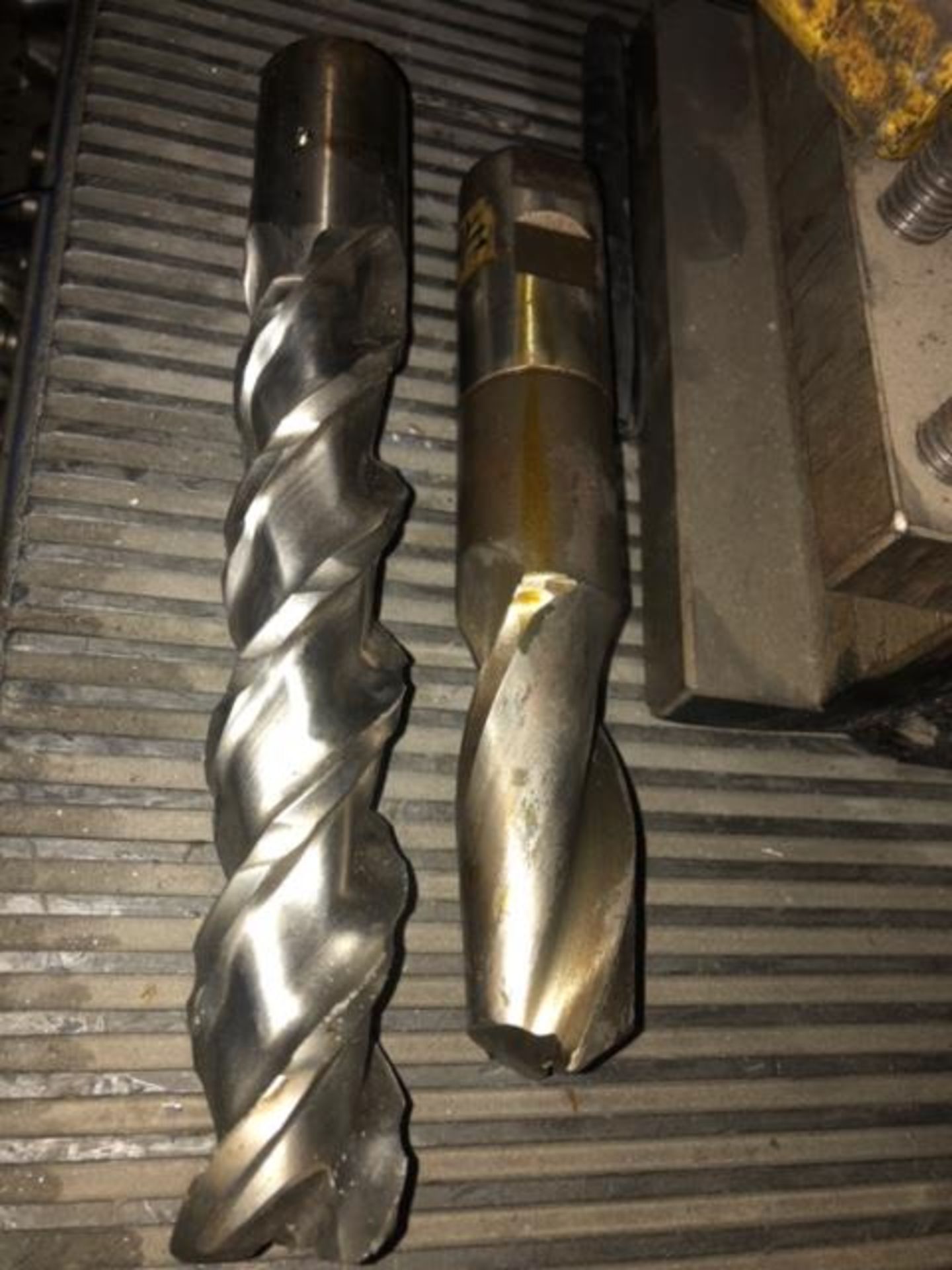 LOT OF 9 ASSORTED END MILLS * LOCATED AT 2630 SABOURIN ST., ST-LAURENT QC * - Image 4 of 5