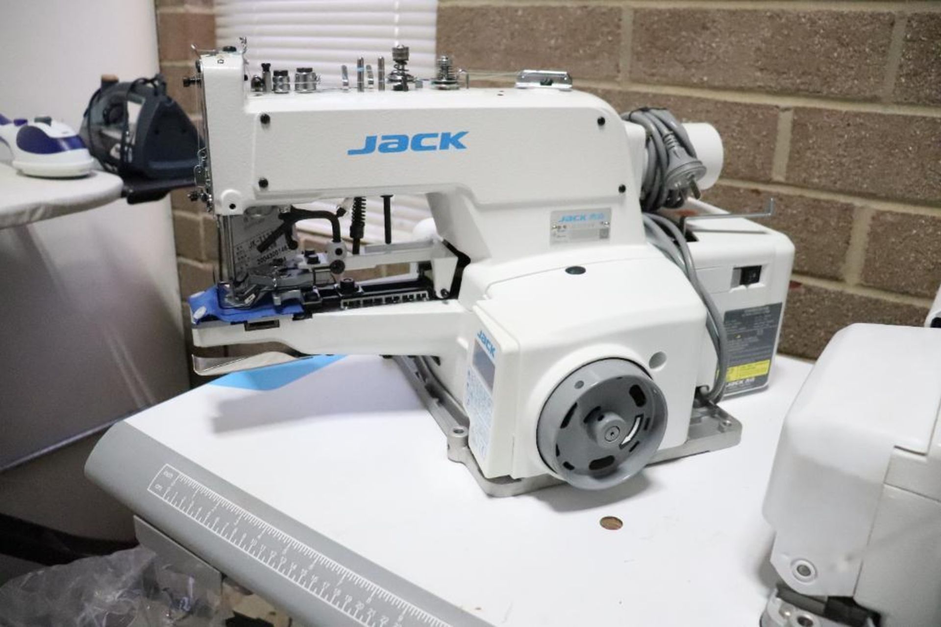 Jack JK-T1377E chainstitch, button attaching machine, new w/ parts machine - Image 4 of 16