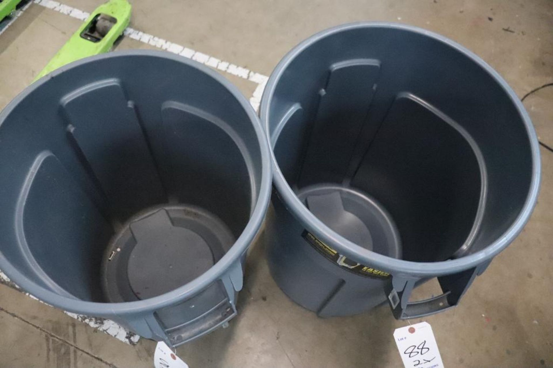 Brute garbage cans - Image 2 of 3