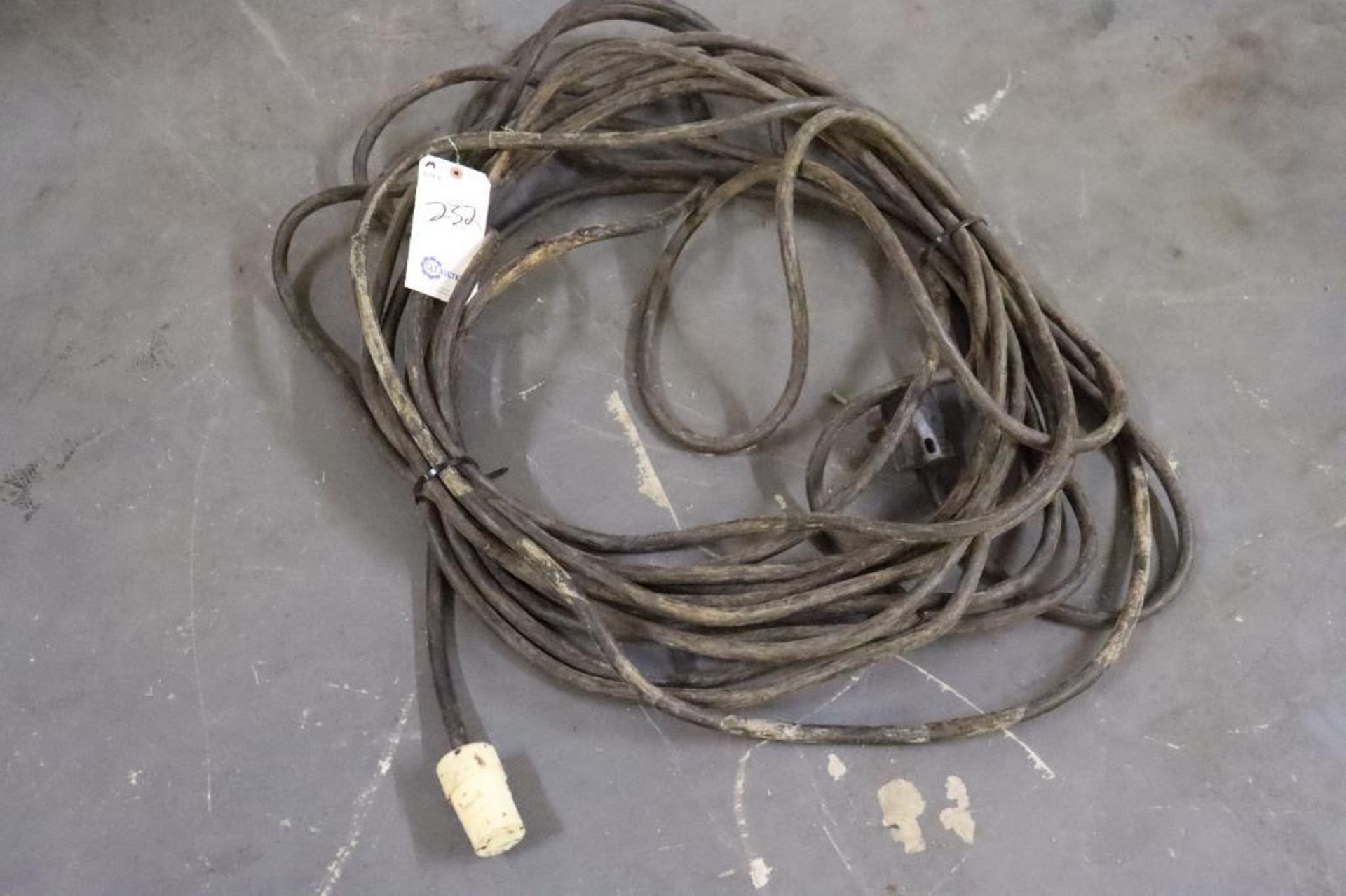 220V extension cord