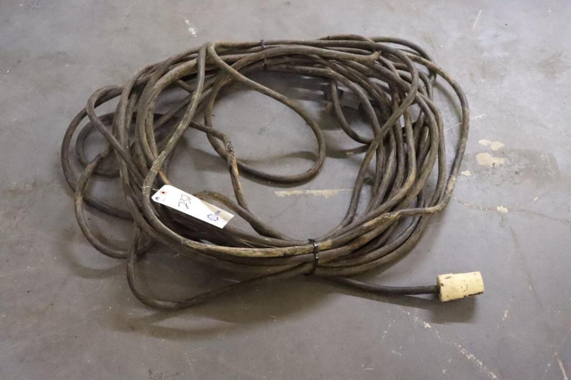 220V extension cord - Image 2 of 3