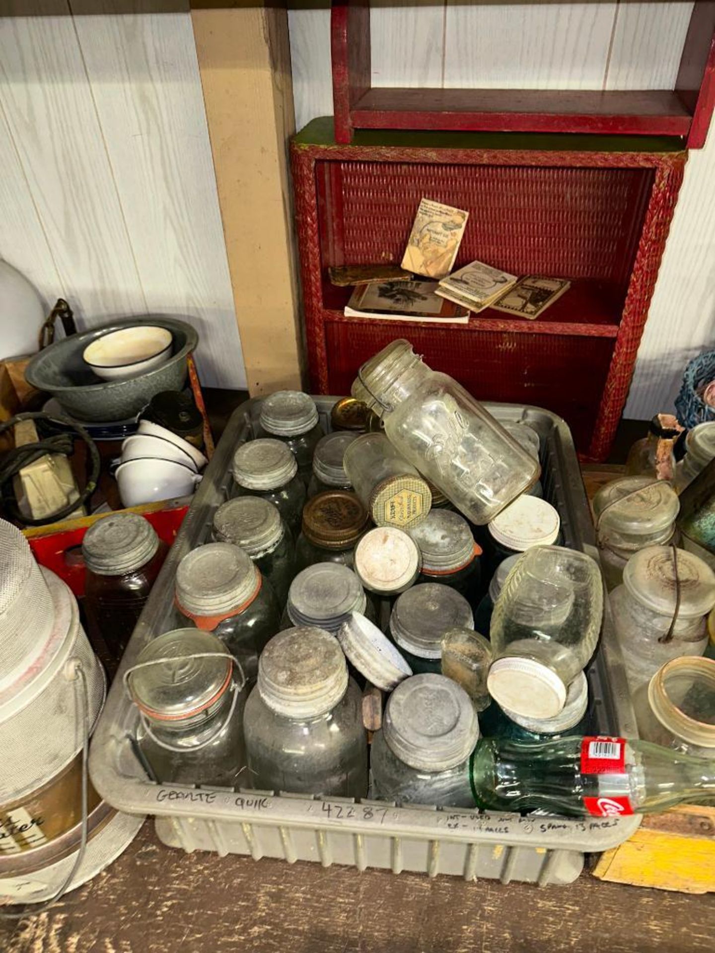 Vintage jars & more, contents of shelf - Image 4 of 9